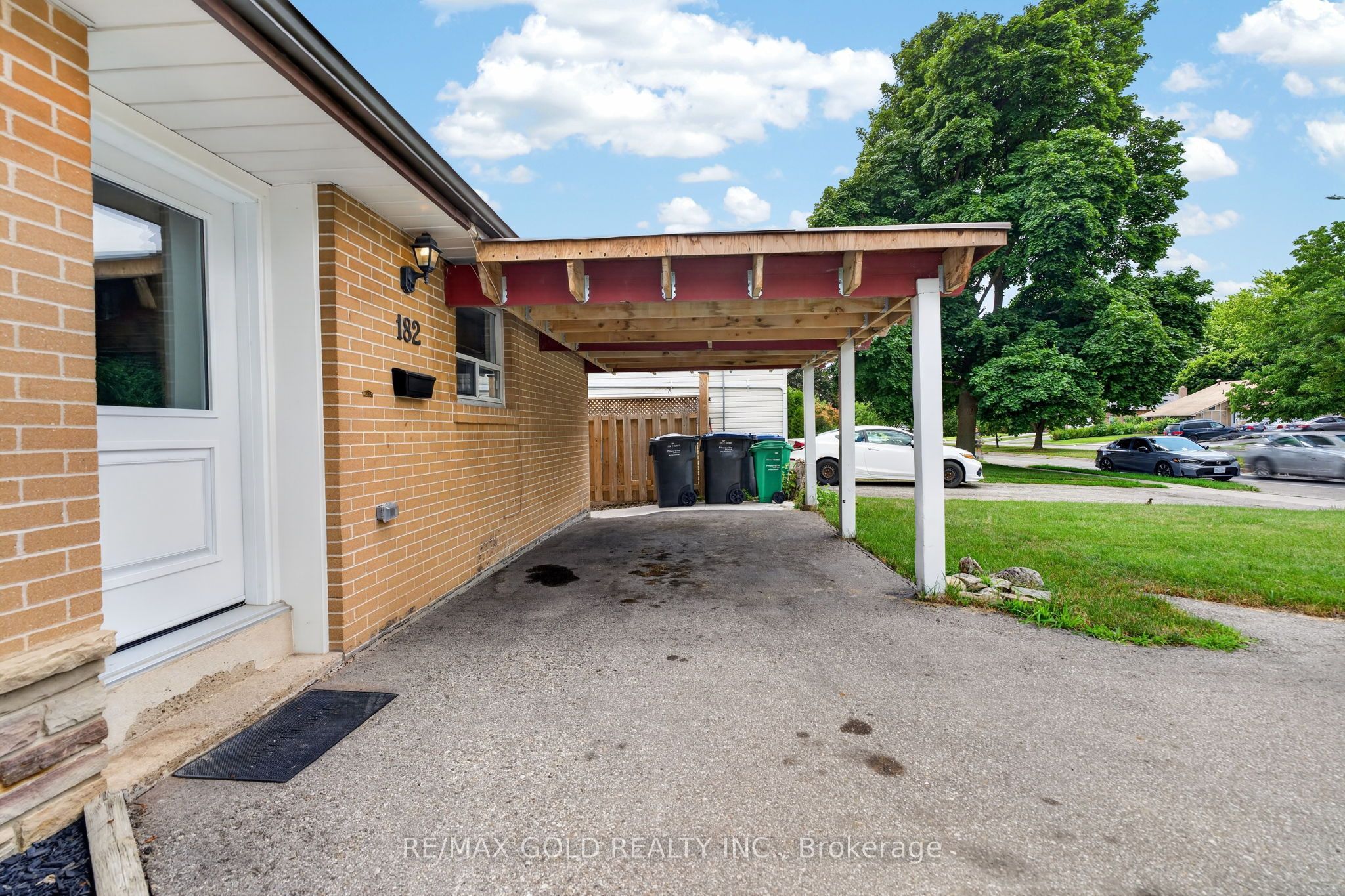 182 Mcmurchy Avenue S
