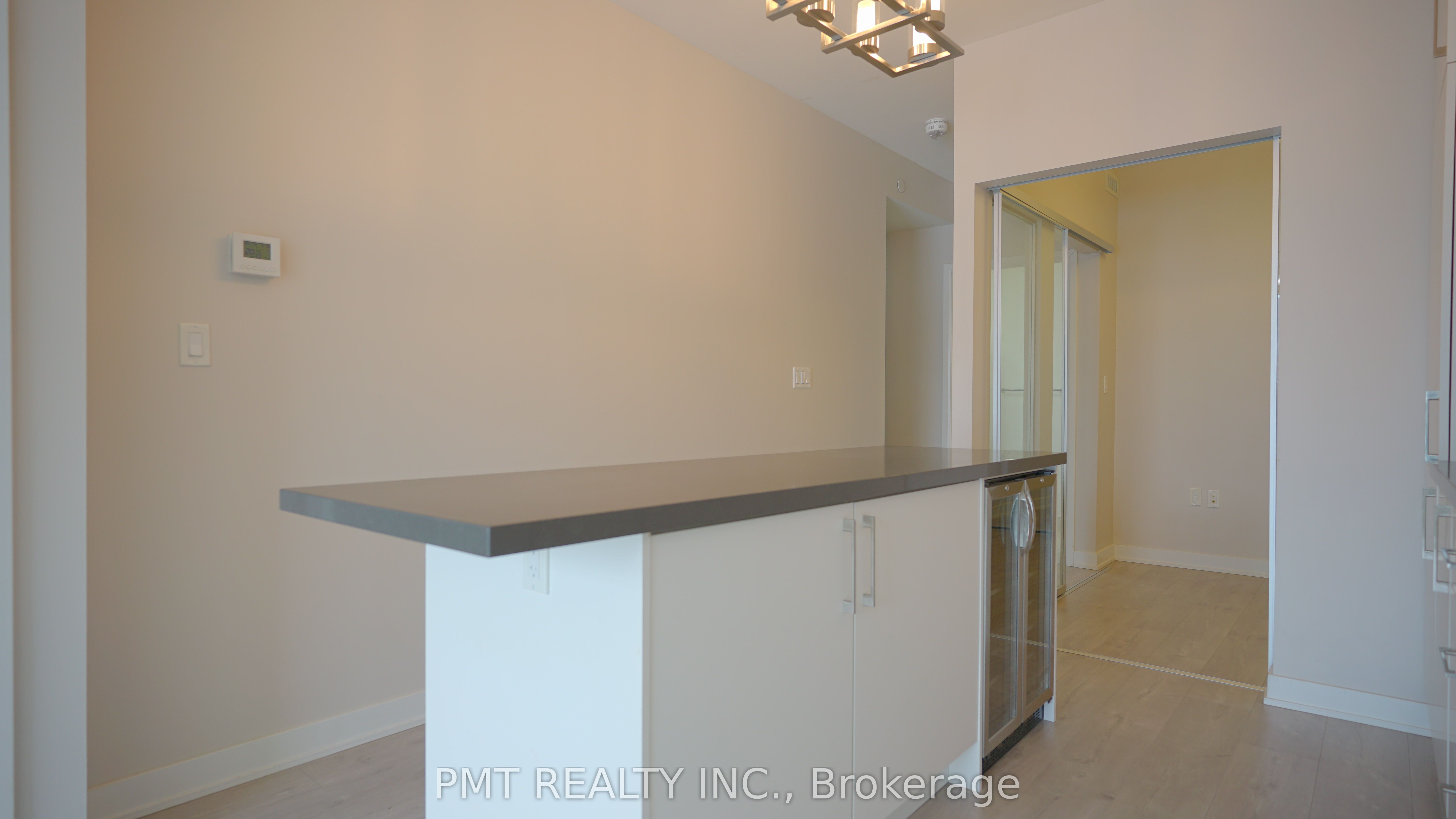 27 Bathurst Street 1712