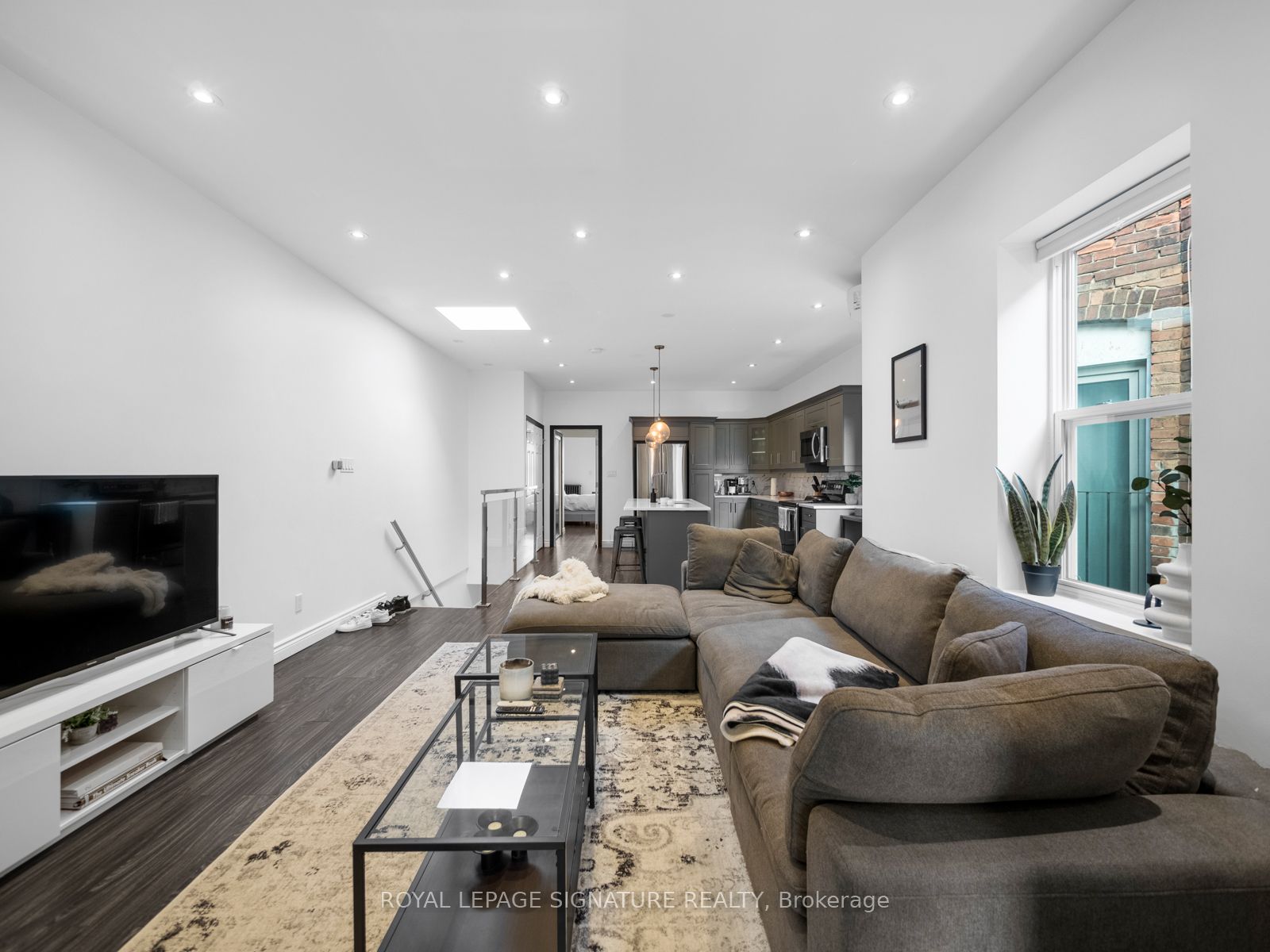 2243 Dundas Street W