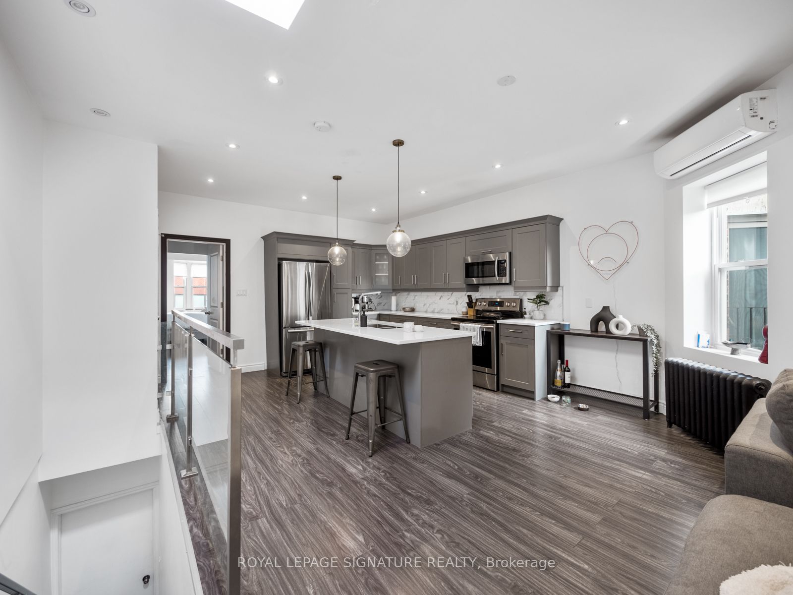 2243 Dundas Street W