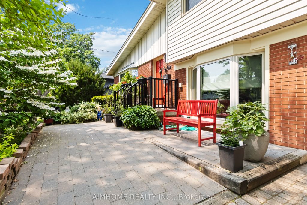 Photo of 1031 Marley Crescent, Burlington, ON L7T 3S3 (MLS # W13218096)