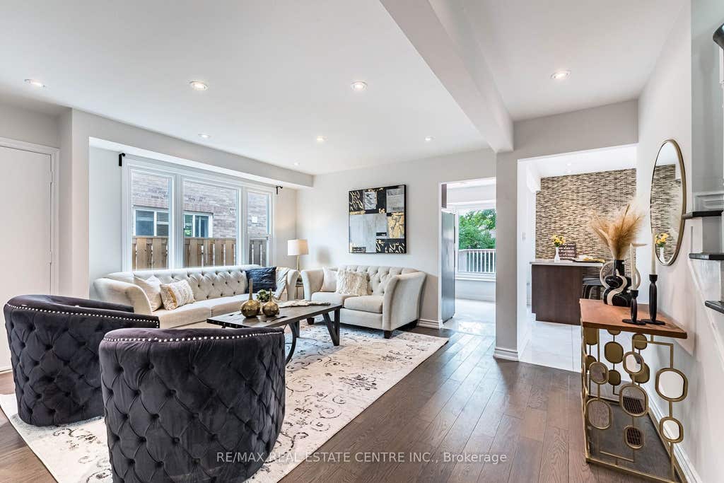 Photo of 1124 Shagbark Crescent, Mississauga, ON L5C 3N7 (MLS # W13689218)