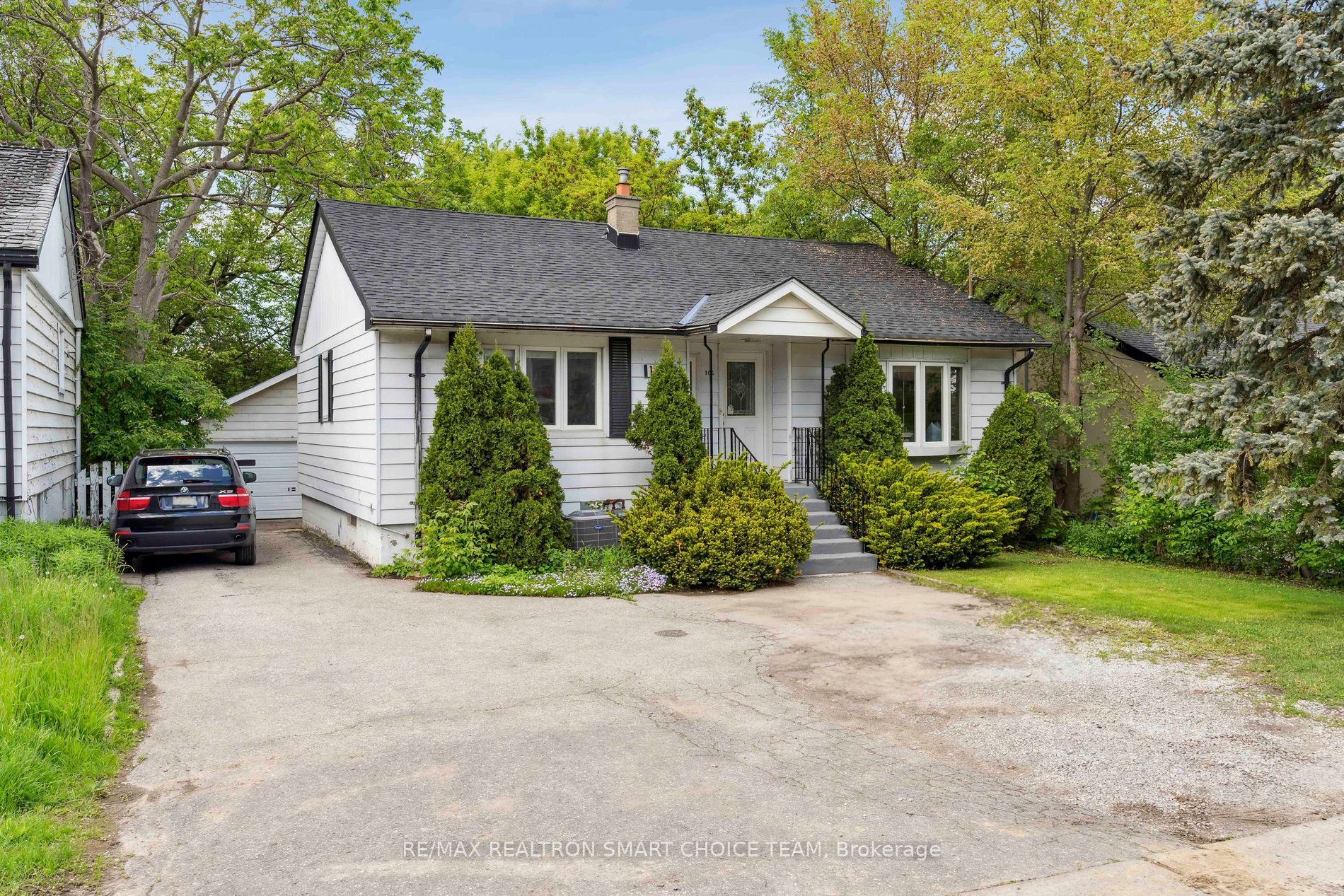 106 Steeles Avenue E