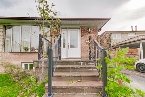 562 Raphael Avenue Mississauga ON L5G 1W8
