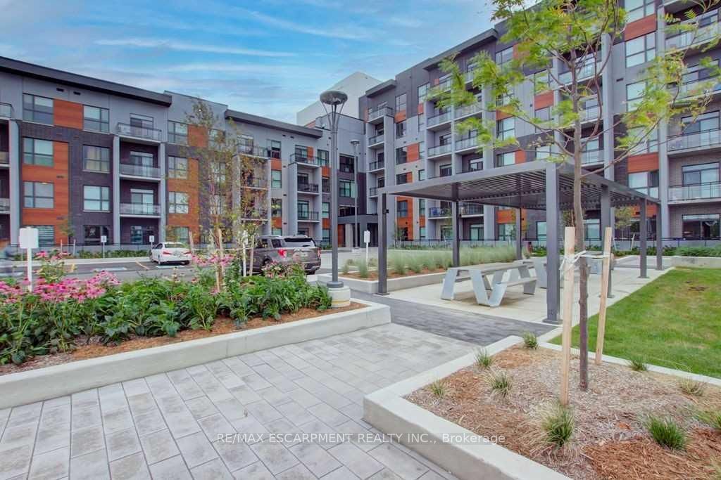 95 Dundas Street W 214