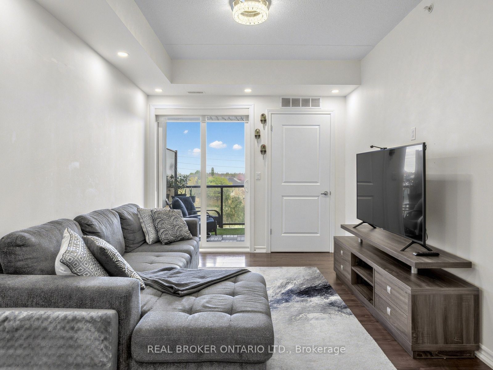 640 Sauve Street 305