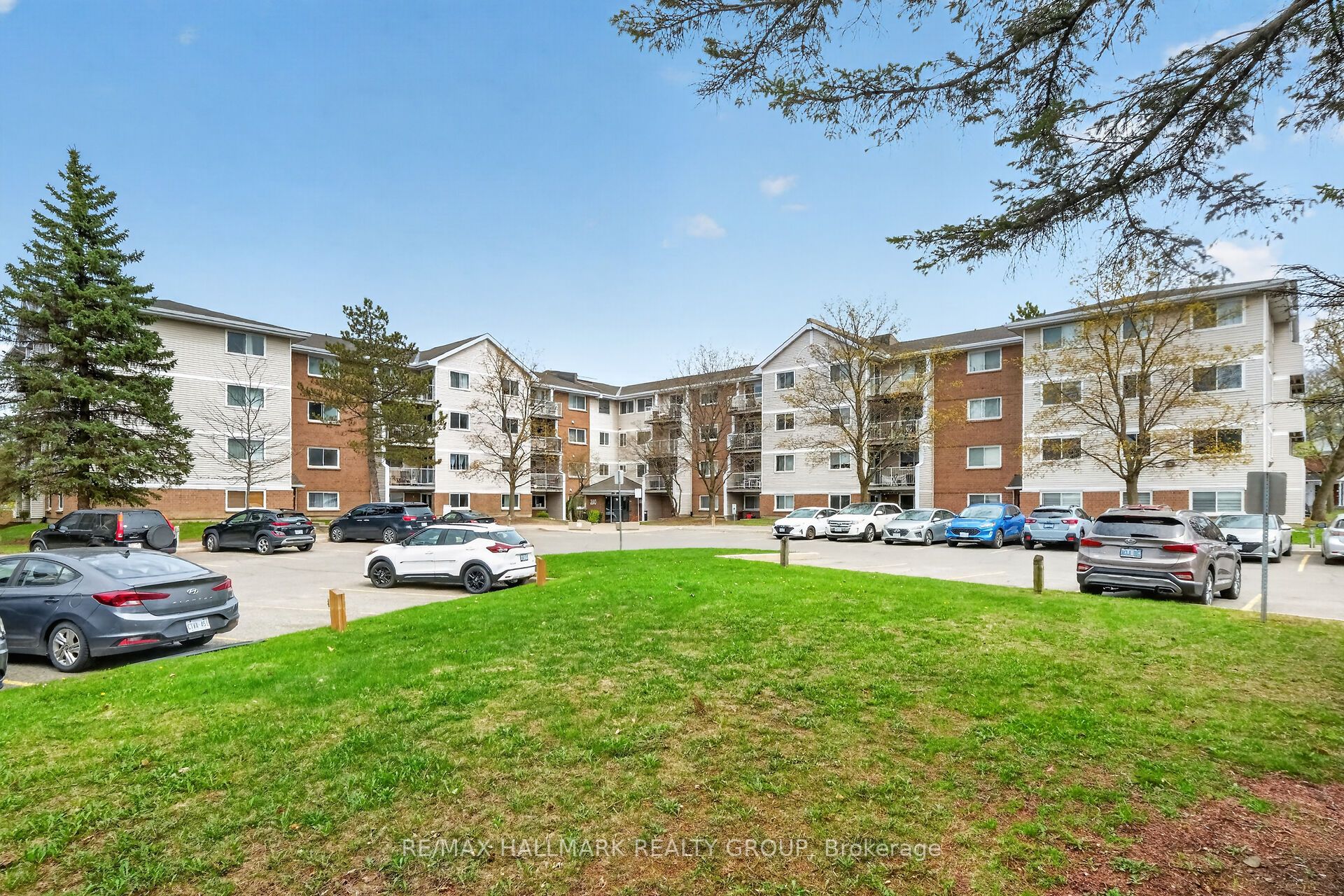 Photo 1 of 30 — 280 Brittany Drive 102, Manor Park - Cardinal Glen and Area, ON K1K 4M4