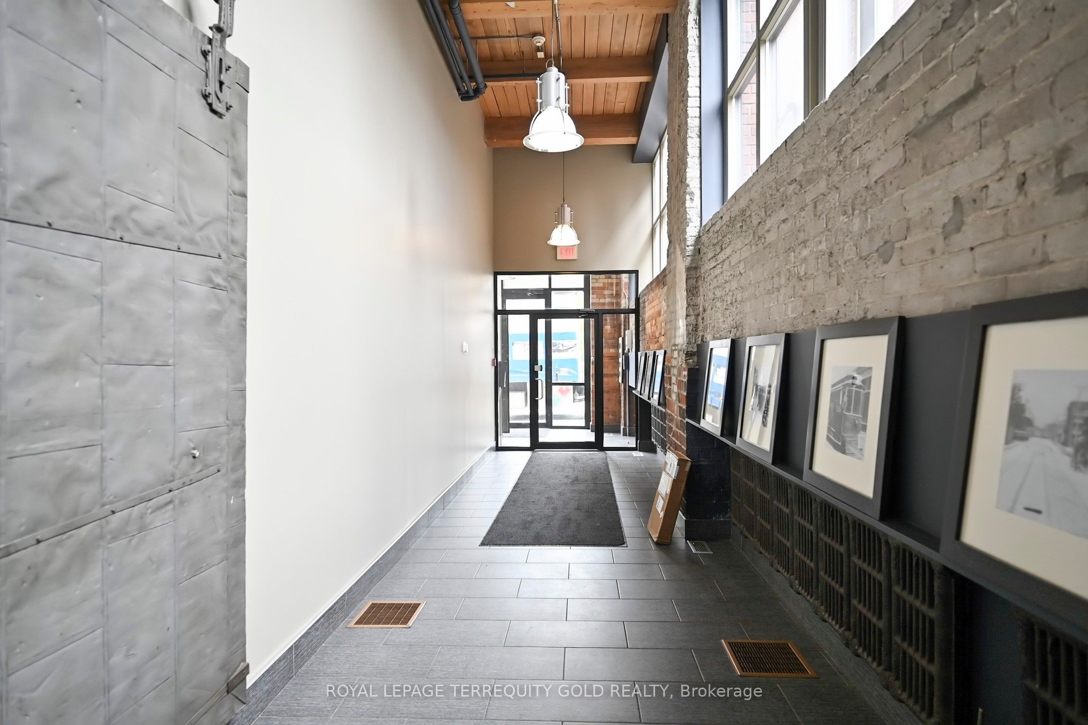 2154 Dundas Street W 107