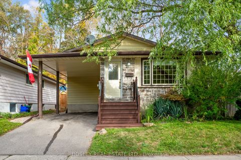 Photo of 528 Fallingbrook Drive, Waterloo, ON N2L 4N4 (MLS # X12468248)