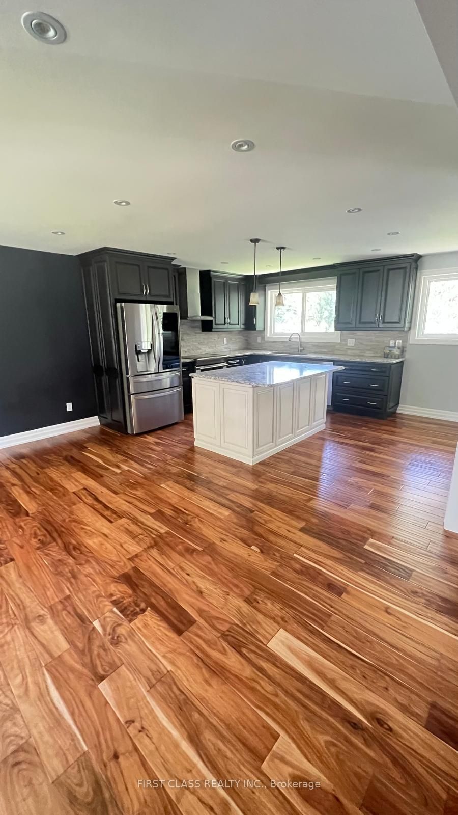 3082 Lindenlea Drive MAIN FLOOR