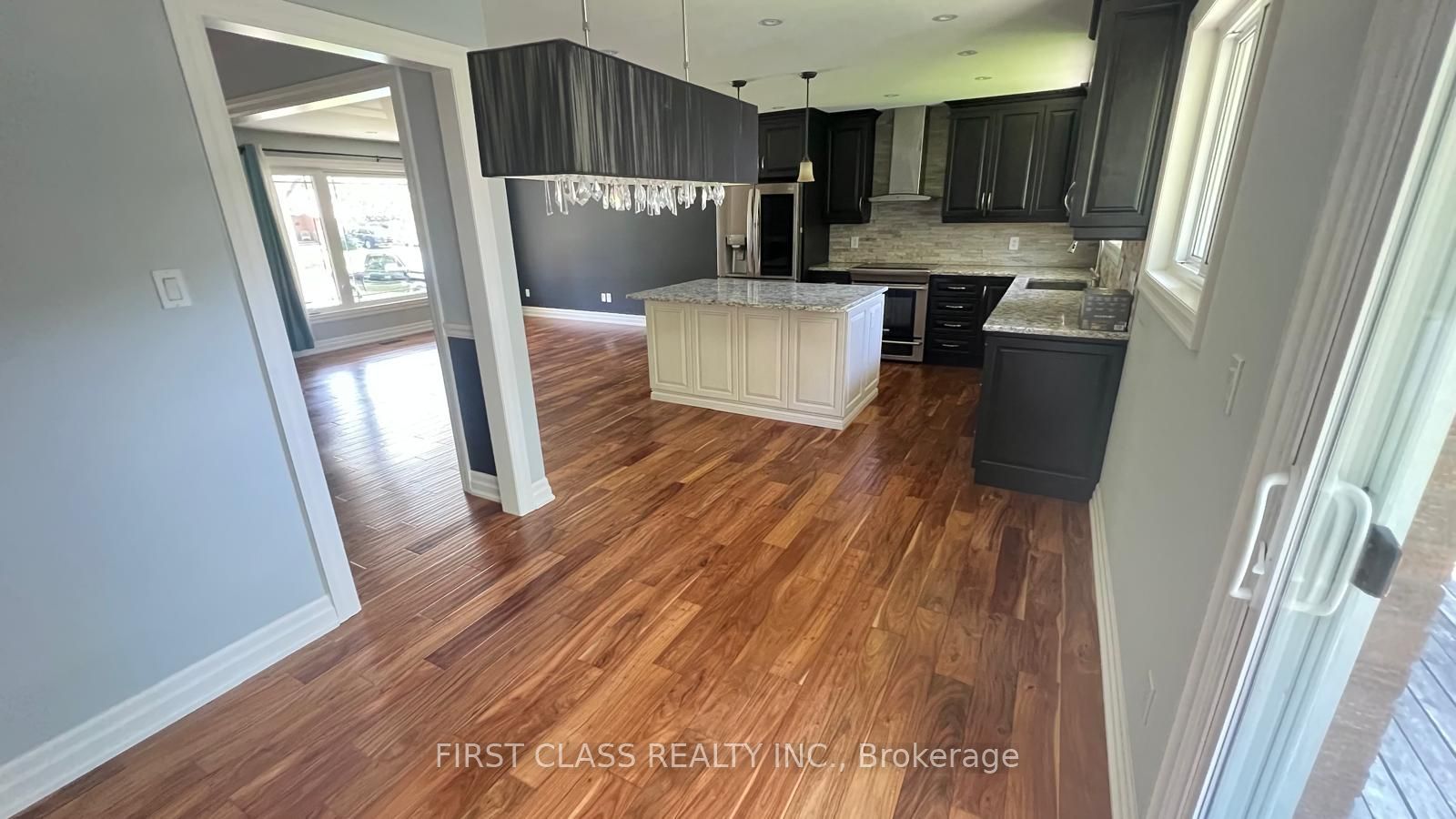 3082 Lindenlea Drive MAIN FLOOR