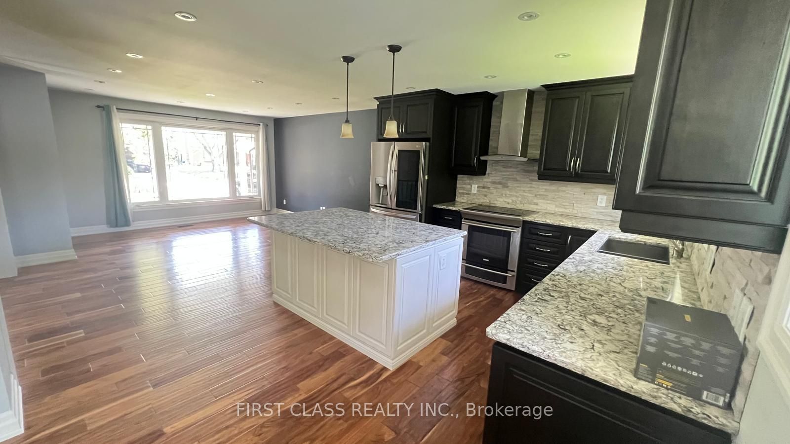 3082 Lindenlea Drive MAIN FLOOR