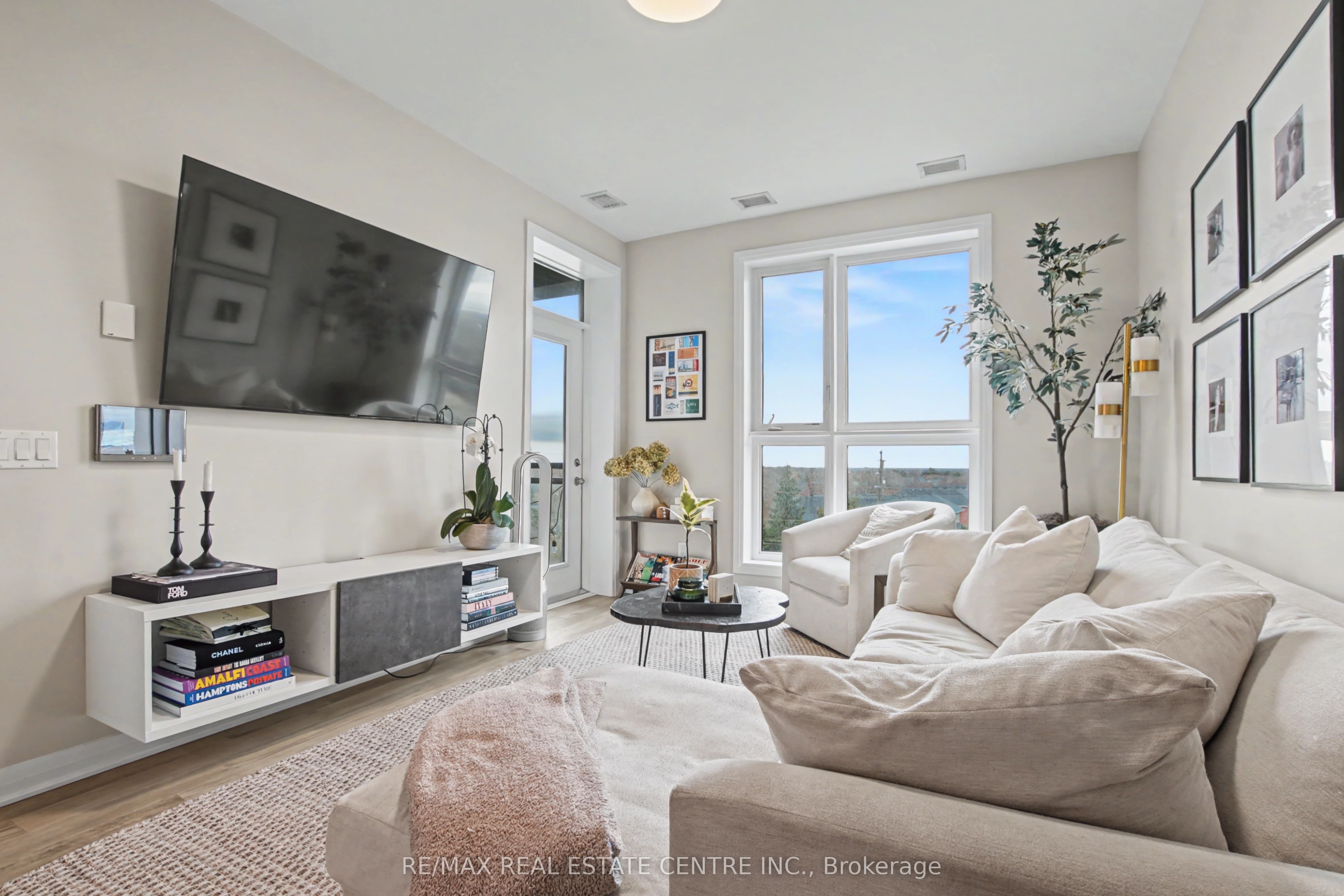 95 Dundas Street W 309