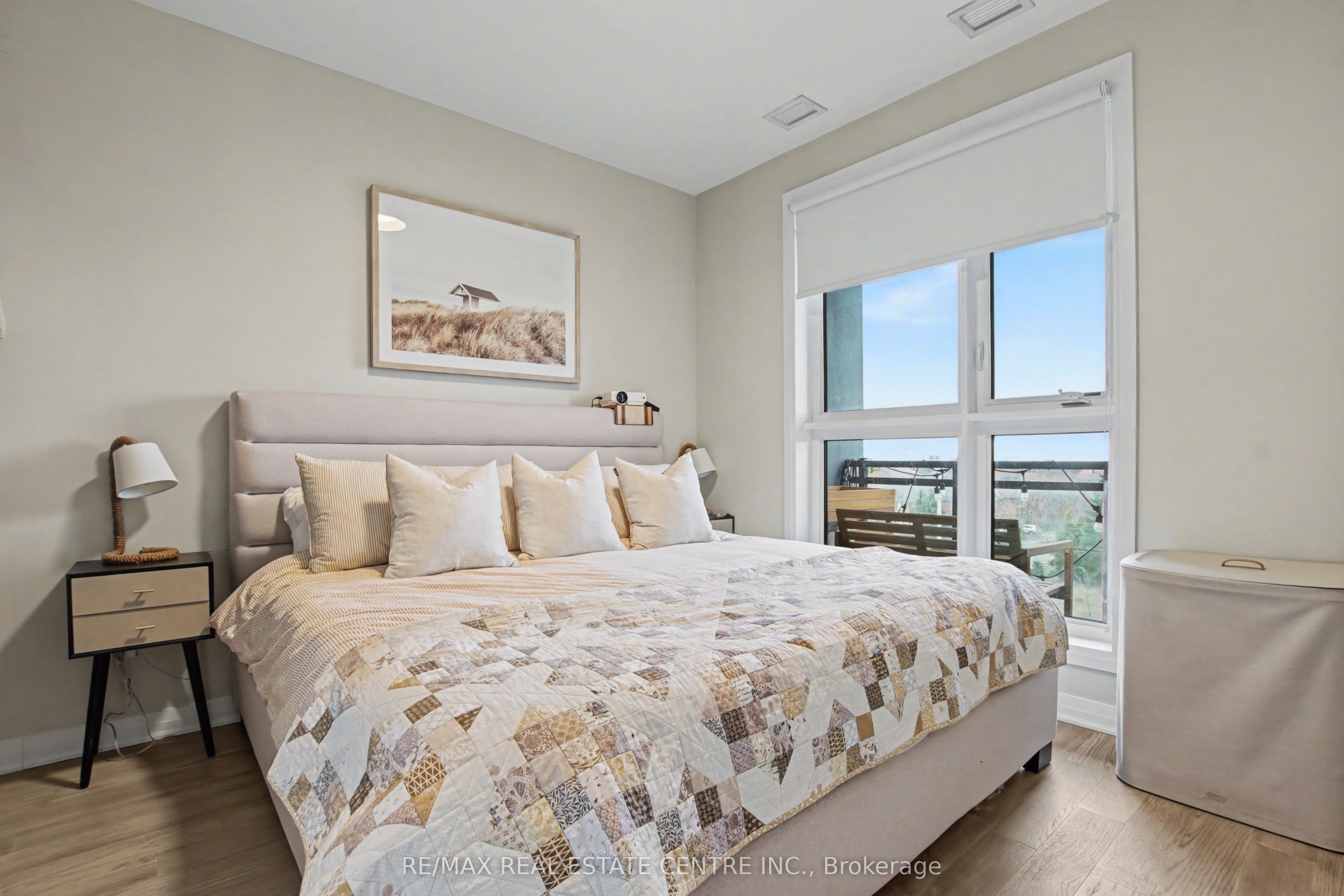 95 Dundas Street W 309