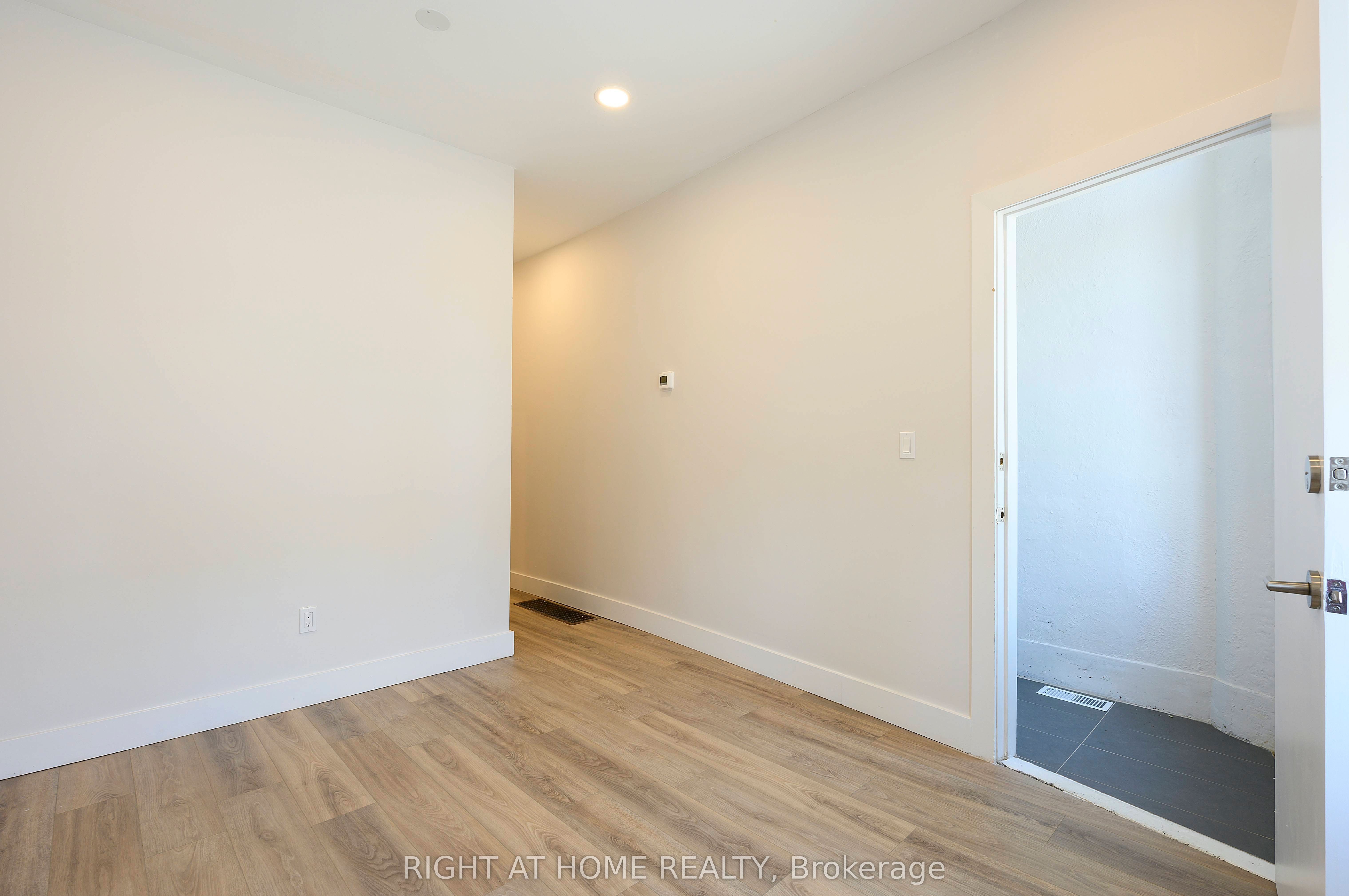 1995 Dundas Street W