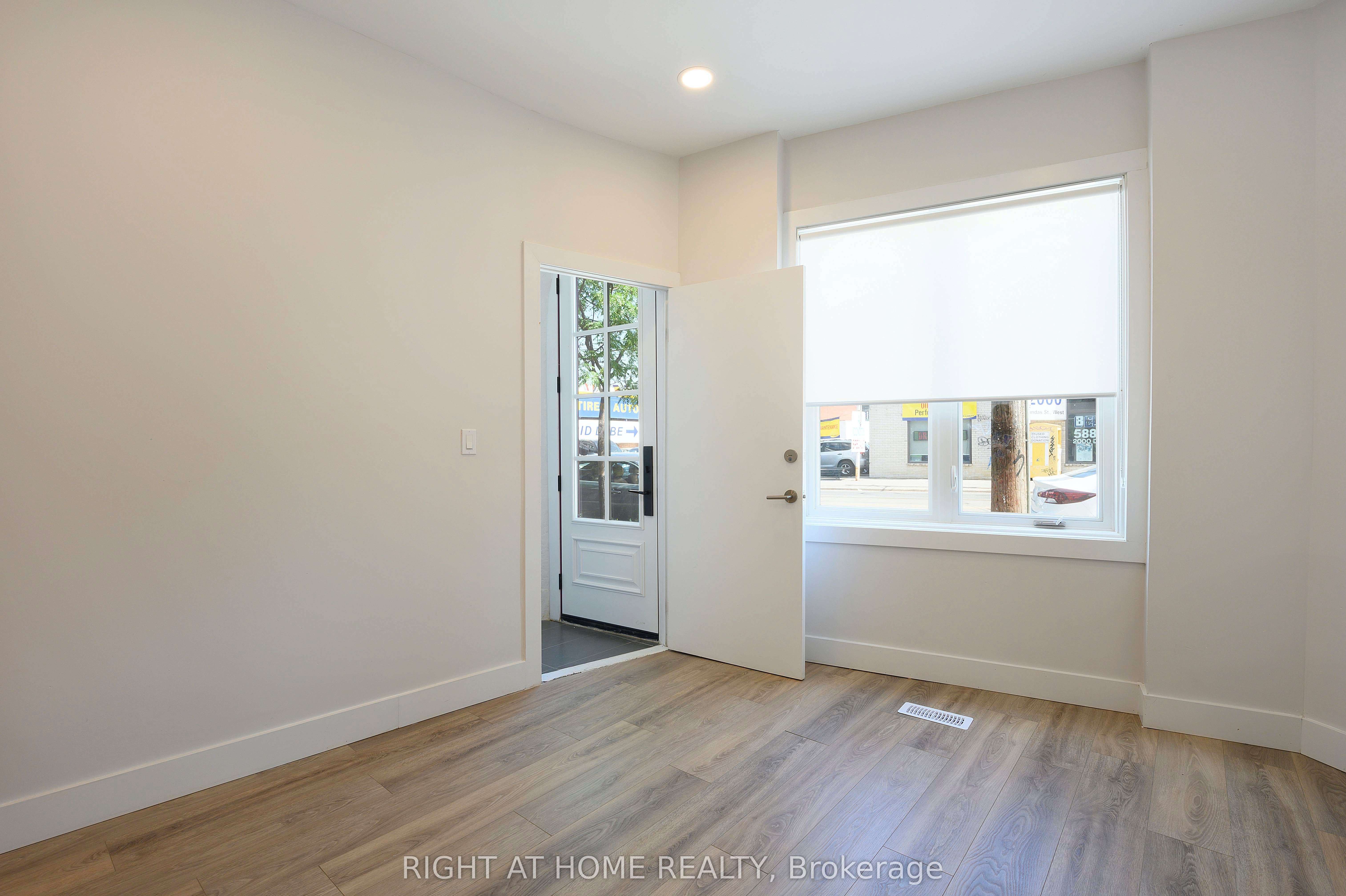 1995 Dundas Street W