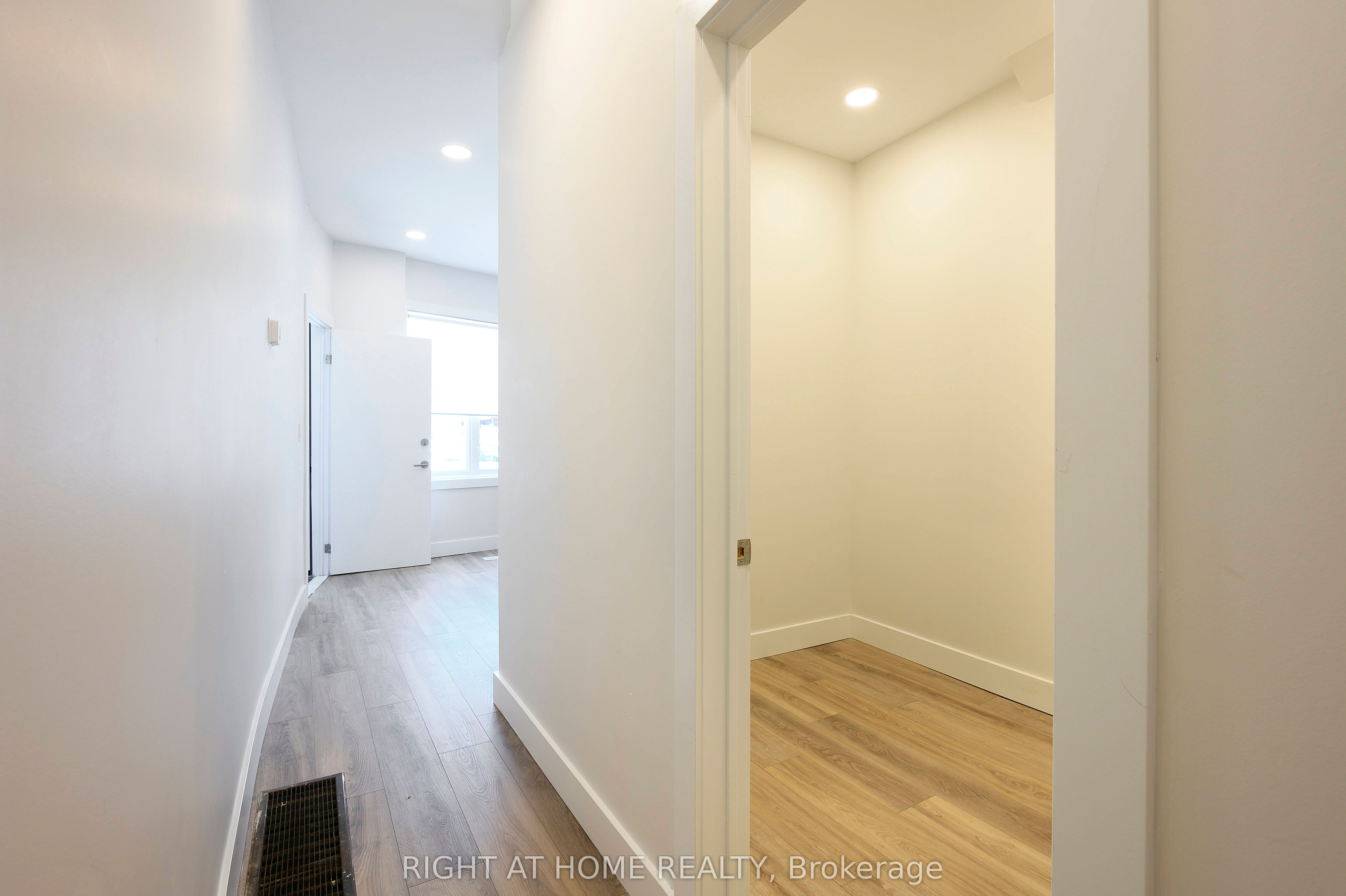 1995 Dundas Street W