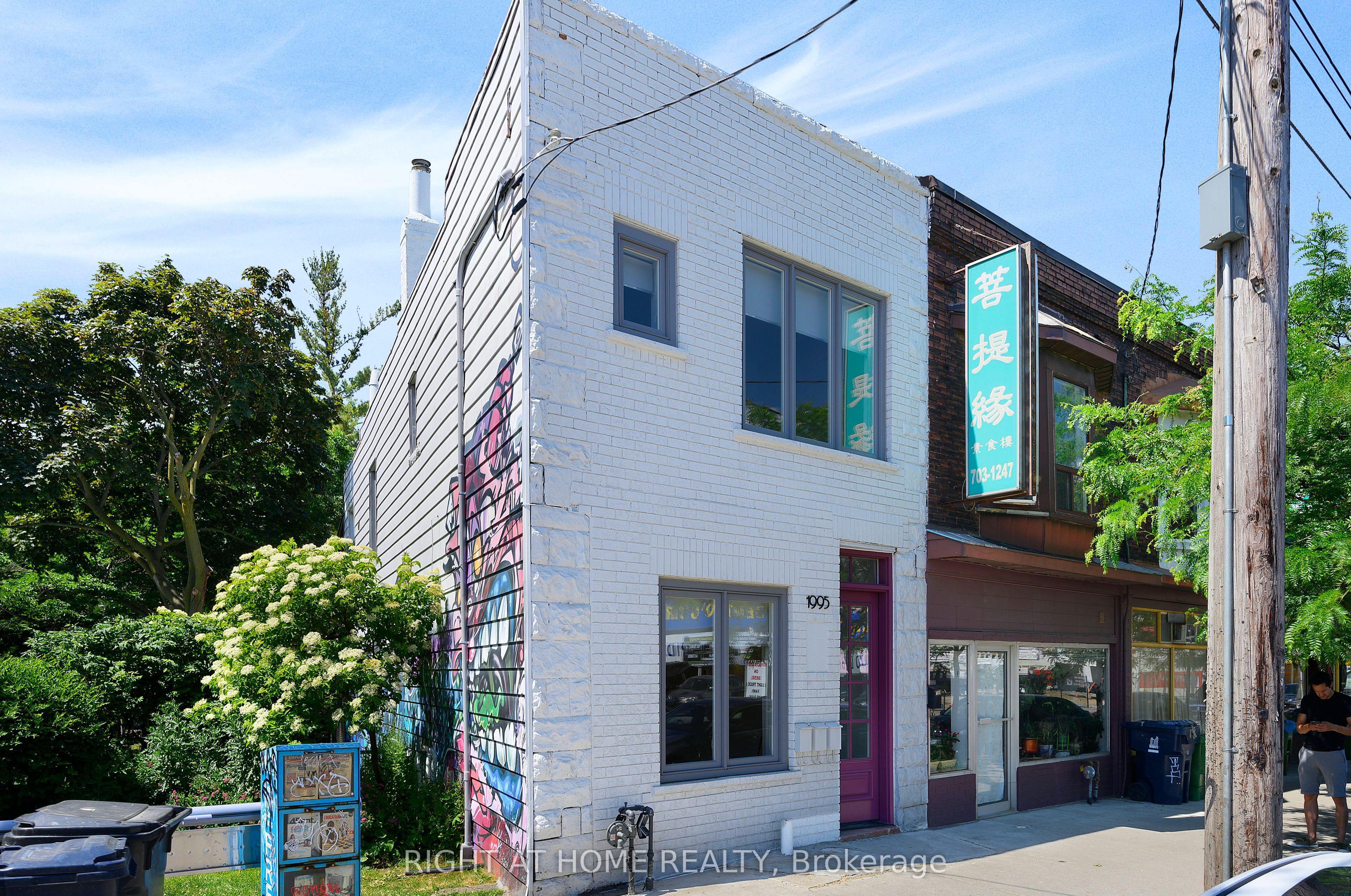 1995 Dundas Street W