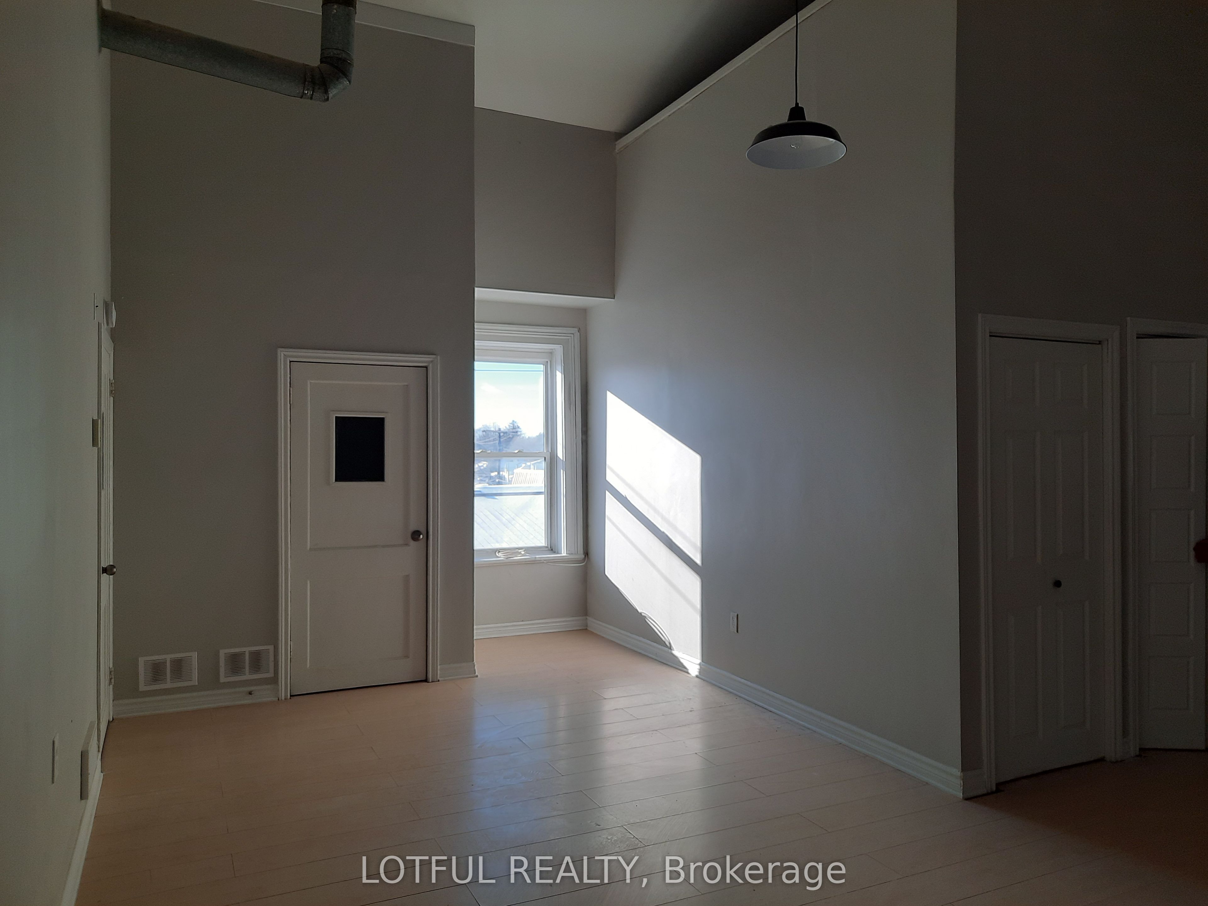 2073 Dundas Street 3