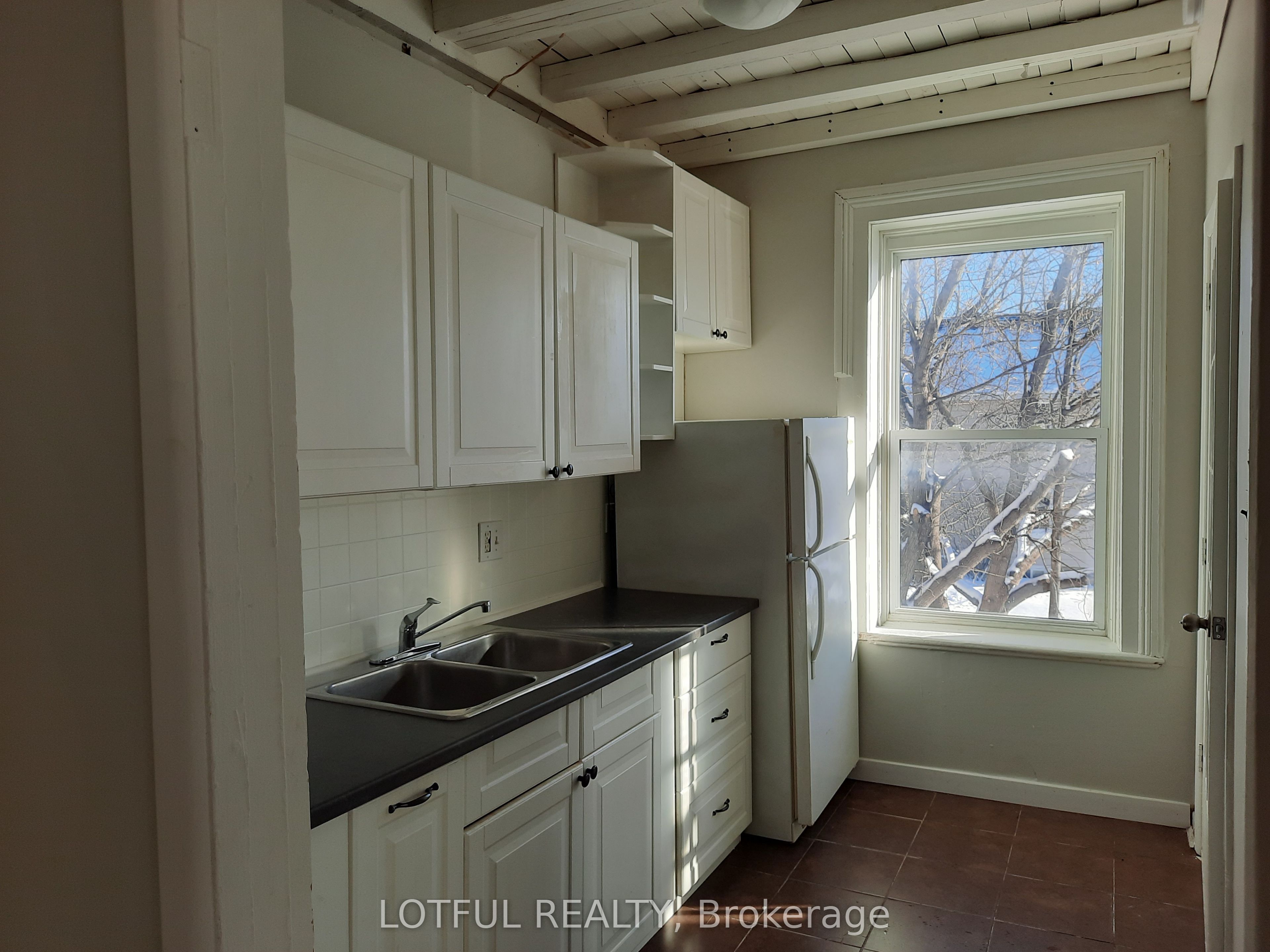 2073 Dundas Street 3