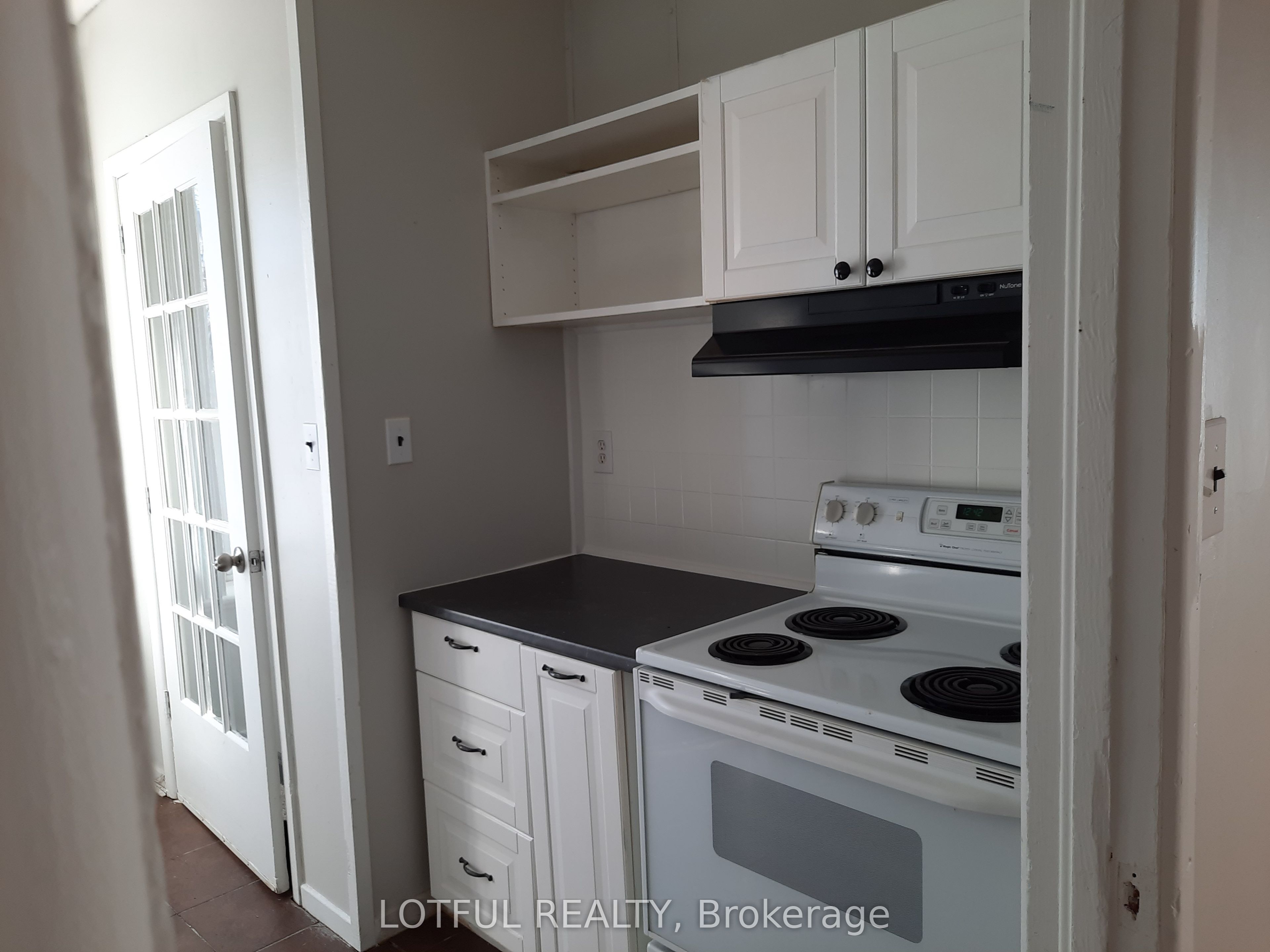 2073 Dundas Street 3