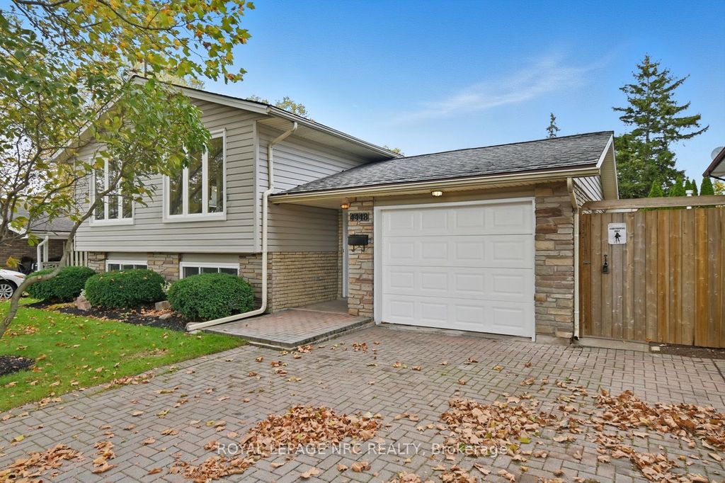 Photo of 4448 Meadowvale Drive, Niagara Falls, ON L2E 5W9 (MLS # X12475856)
