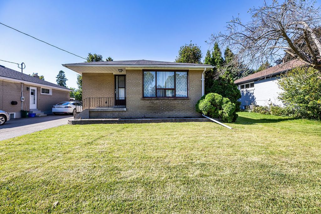 Photo of 1014 Centre Street N, Whitby, ON L1N 4V3 (MLS # E12515634)