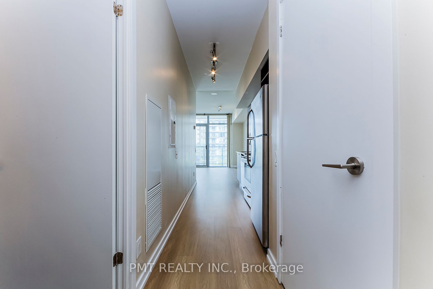 105 The Queensway N/A 612