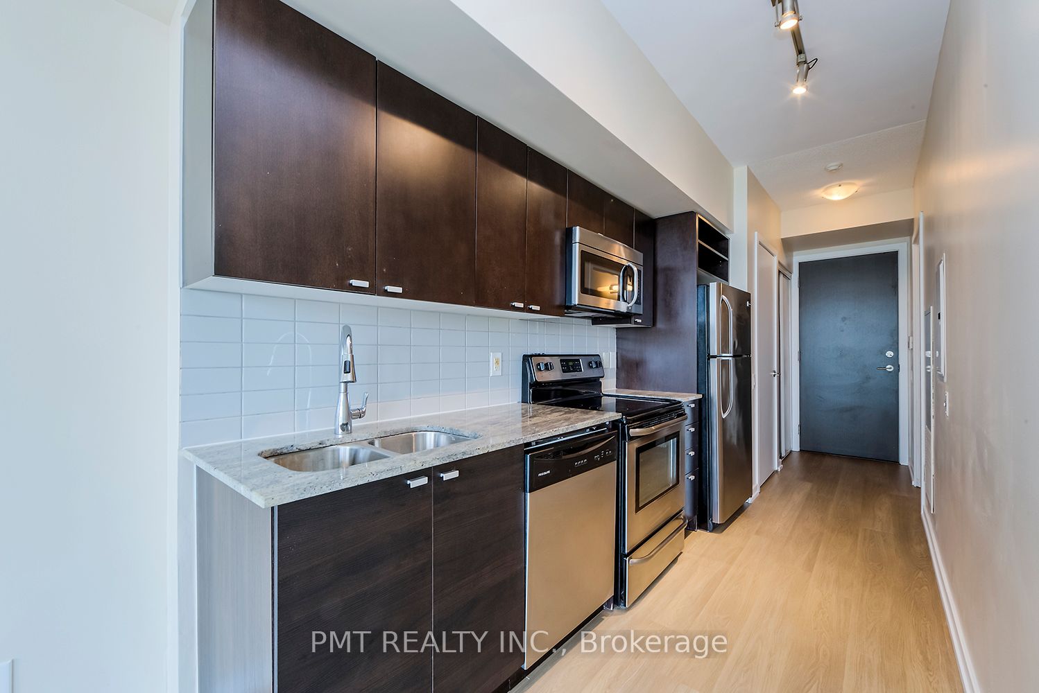 105 The Queensway N/A 612