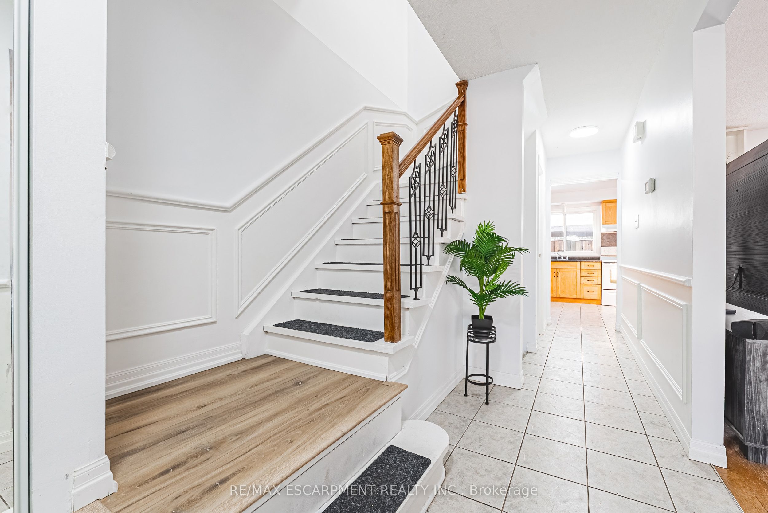 2220 UPPER MIDDLE Road 4