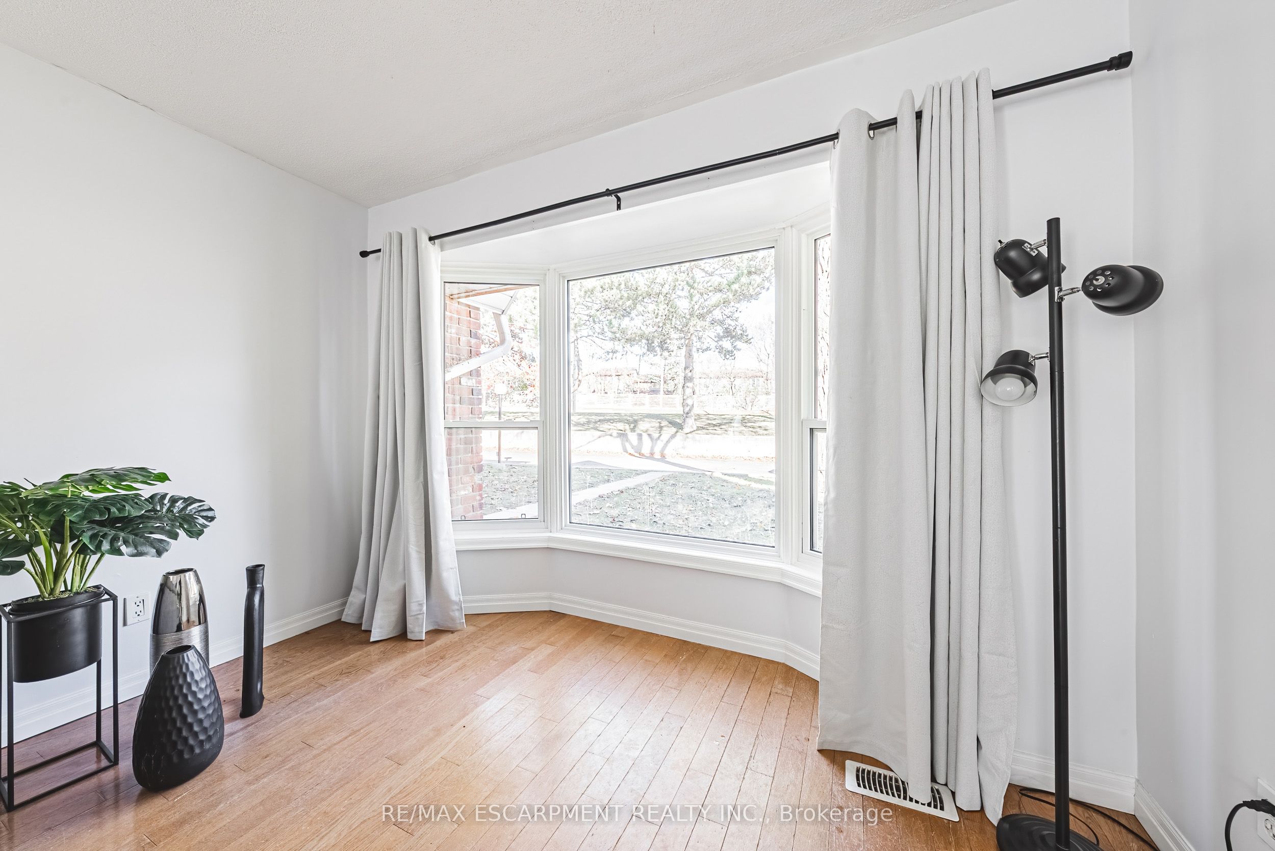 2220 UPPER MIDDLE Road 4