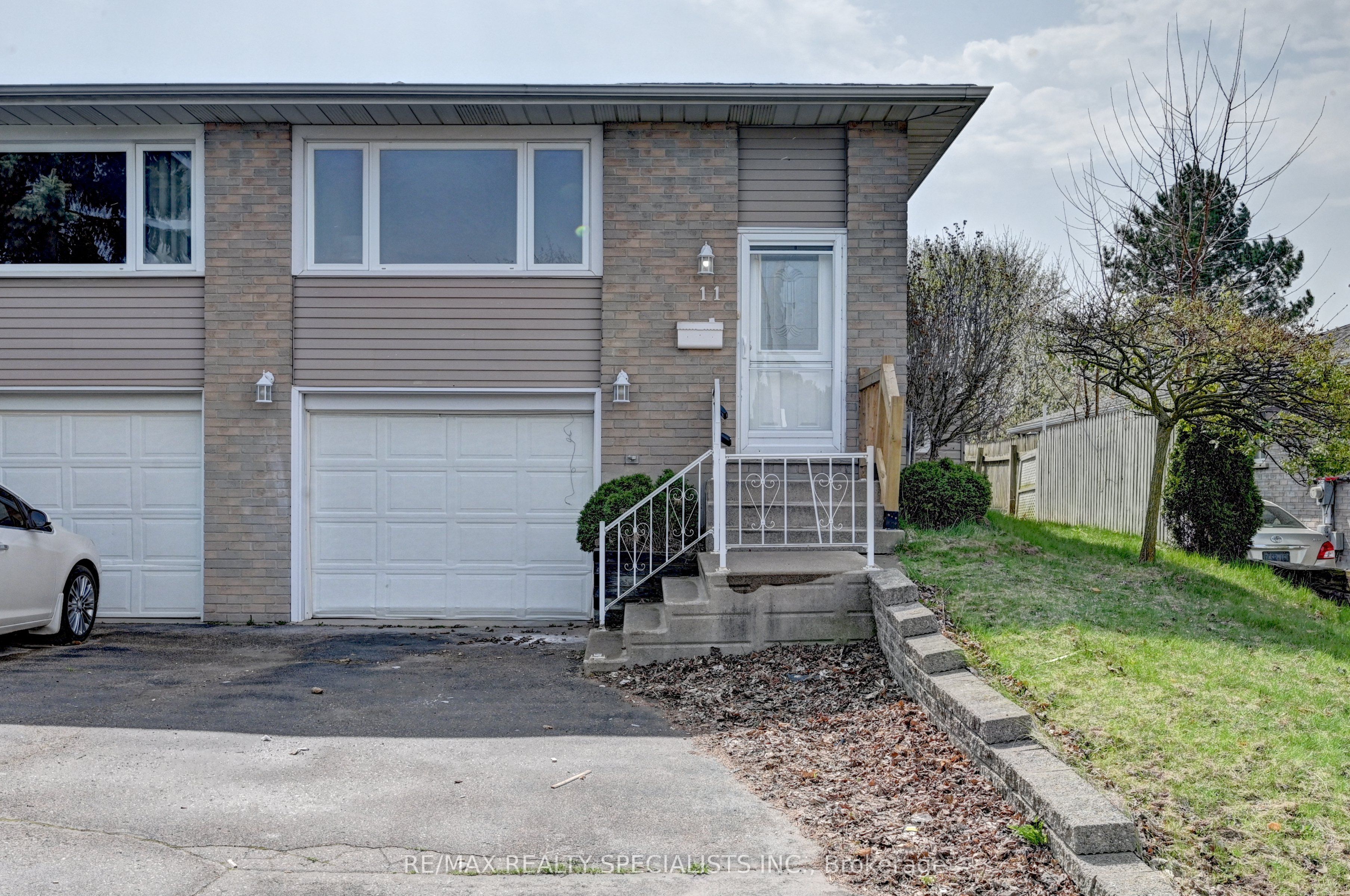 11 Dinison Crescent