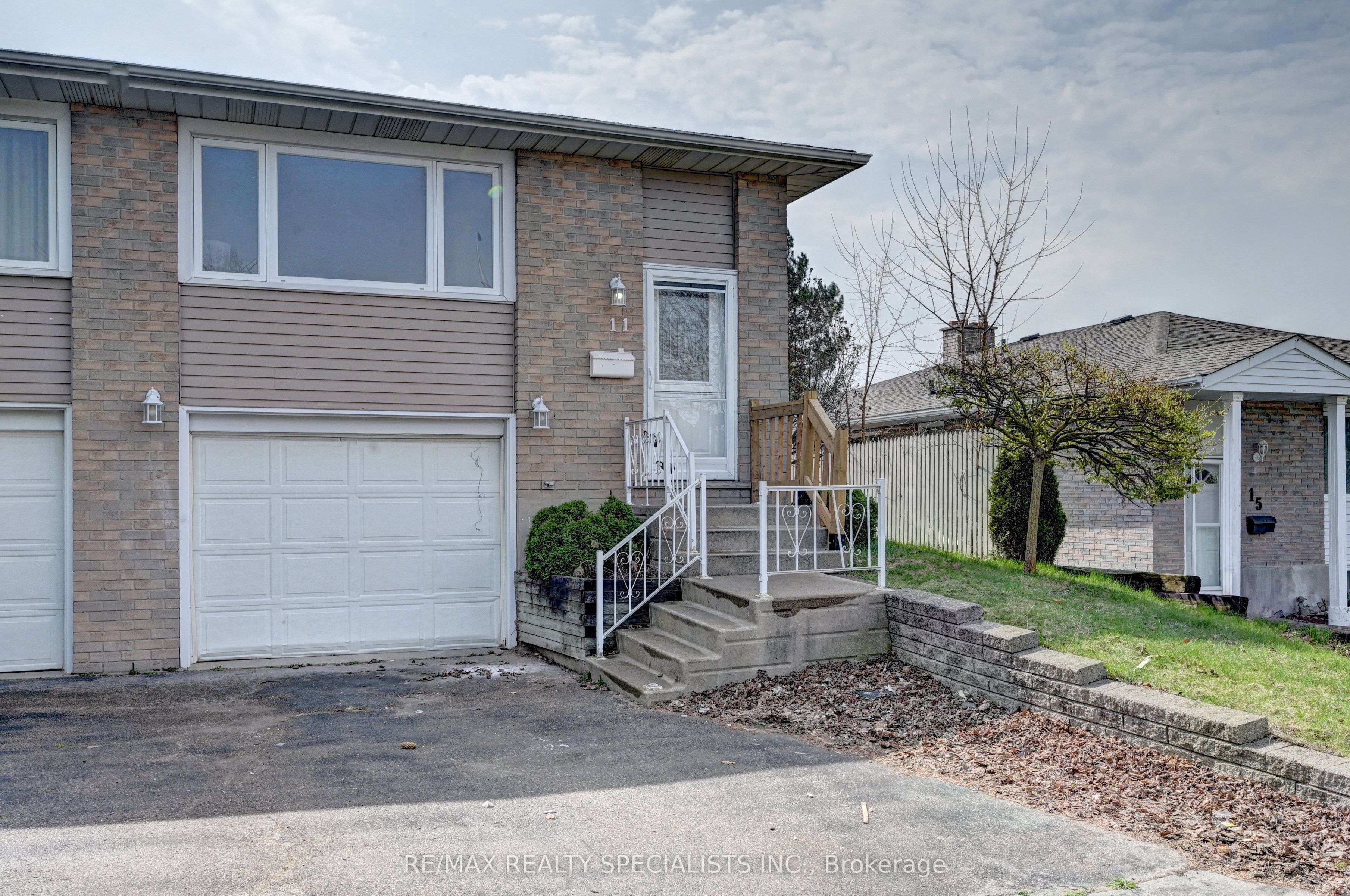 11 Dinison Crescent