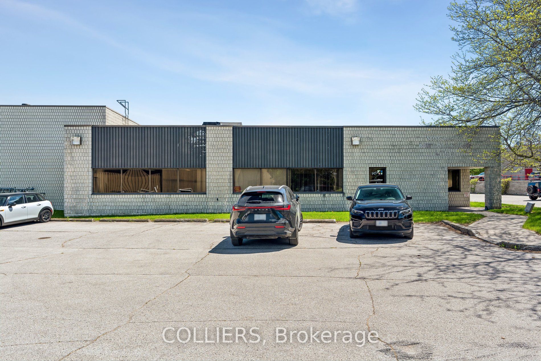 Photo 1 of 12 — 30 Dovedale Court, Toronto, ON M1S 5A7