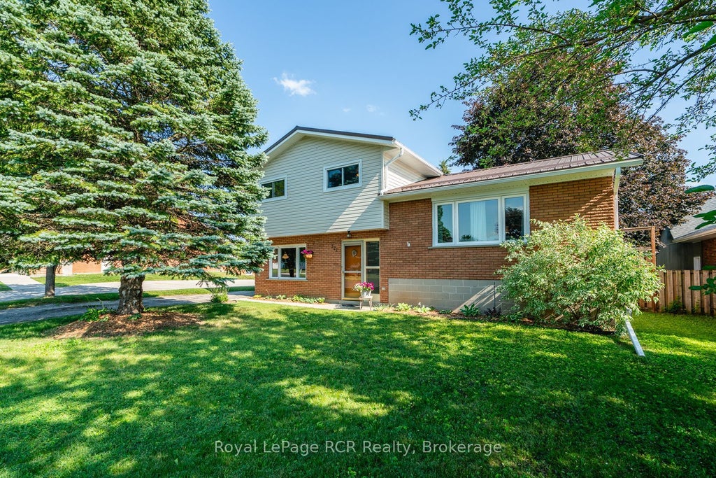 Photo of 571 12th Street, Hanover, ON N4N 1W5 (MLS # X13546798)