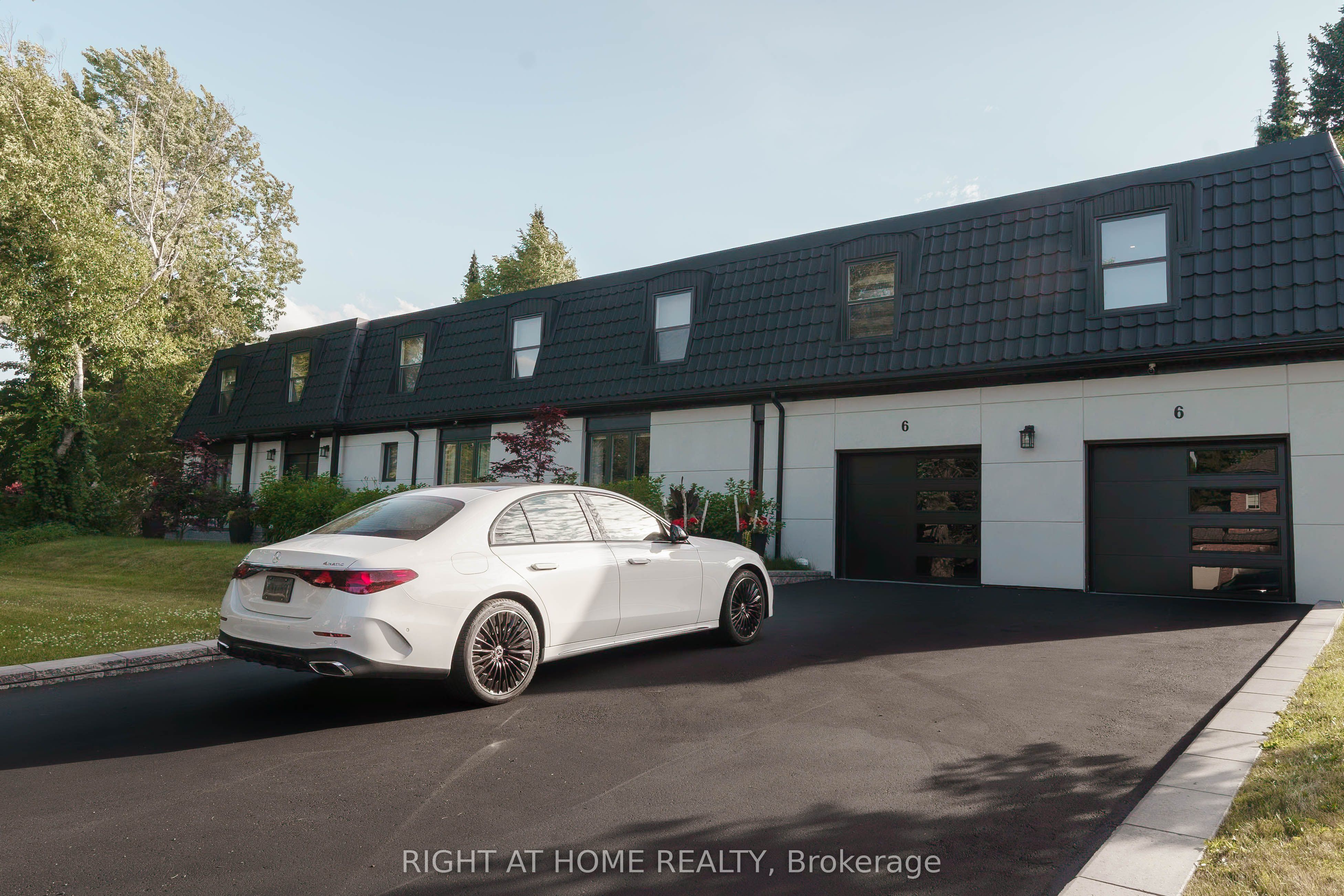 6 Ladyslipper Court N
