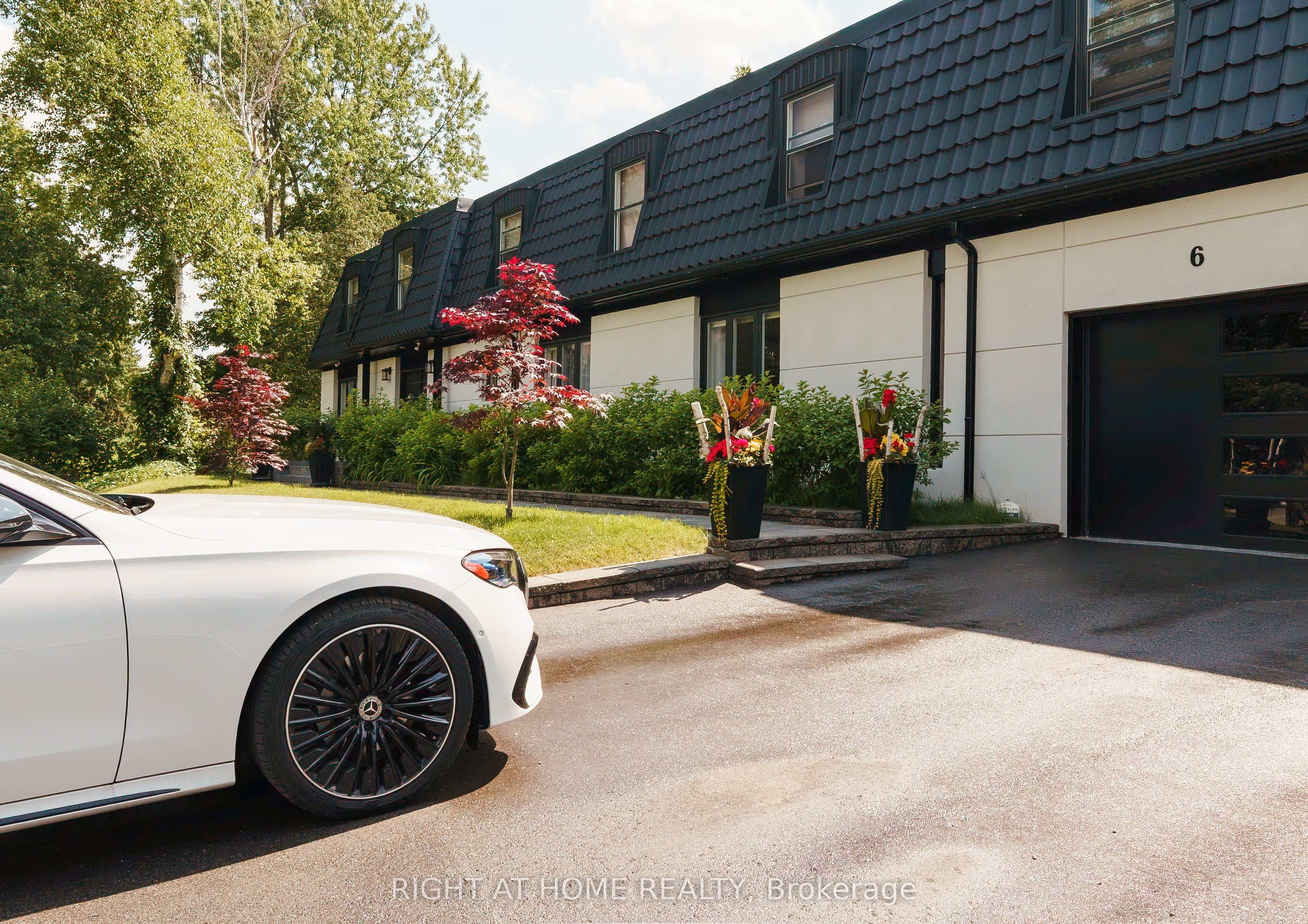 6 Ladyslipper Court N