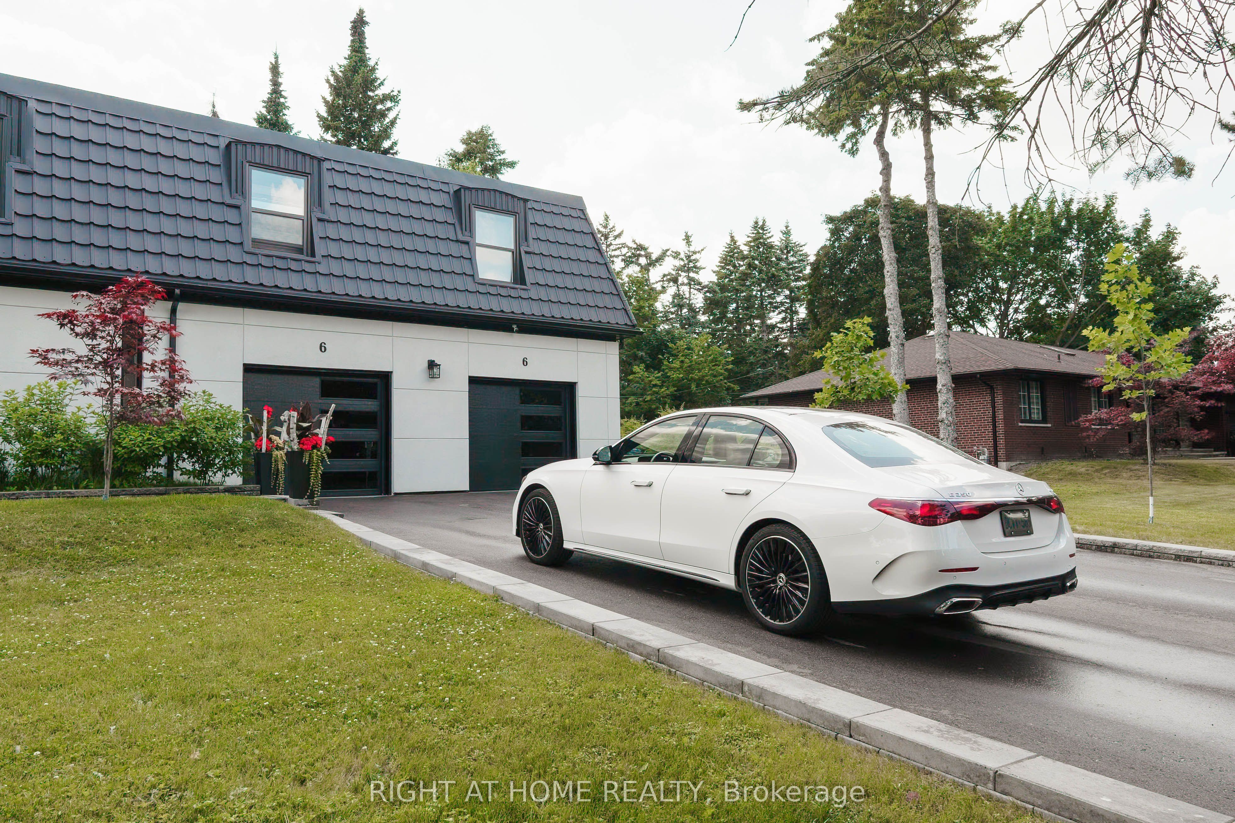 6 Ladyslipper Court N