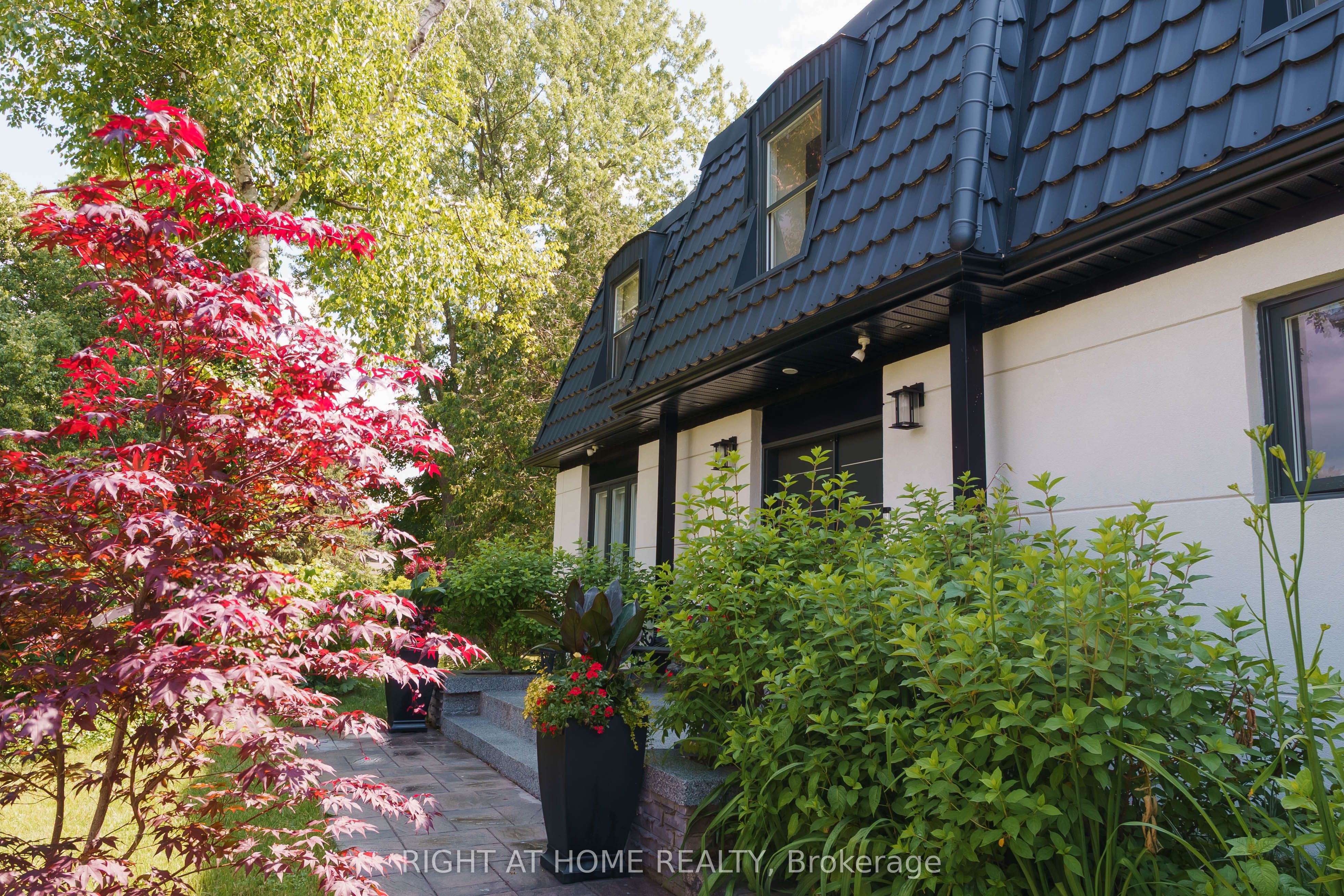 6 Ladyslipper Court N