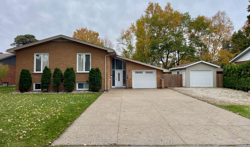 Photo of 664 Pine Grove Drive, Saugeen Shores, ON N0H 2C3 (MLS # X12917372)