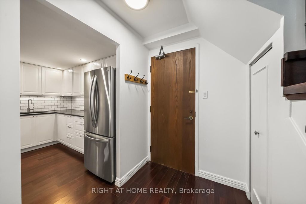 Photo of 19 Dundonald Street #605, Toronto, ON M4Y 1K3 (MLS # C13056914)