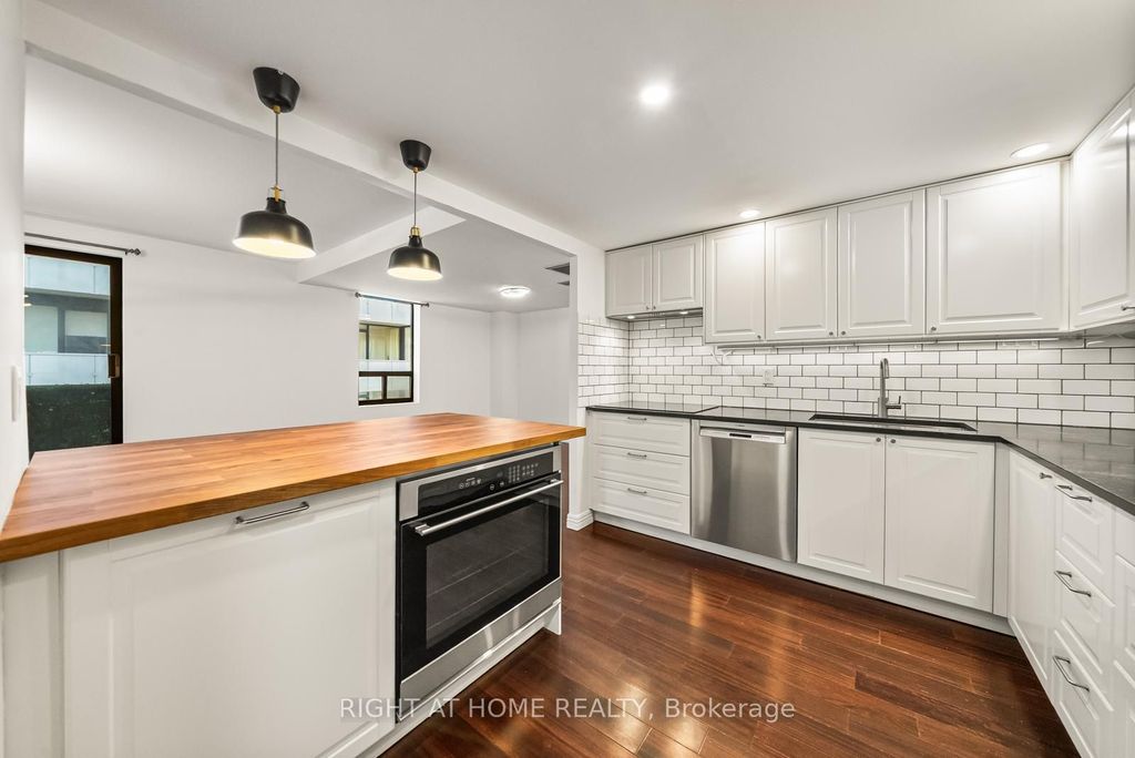 Photo of 19 Dundonald Street #605, Toronto, ON M4Y 1K3 (MLS # C13056914)