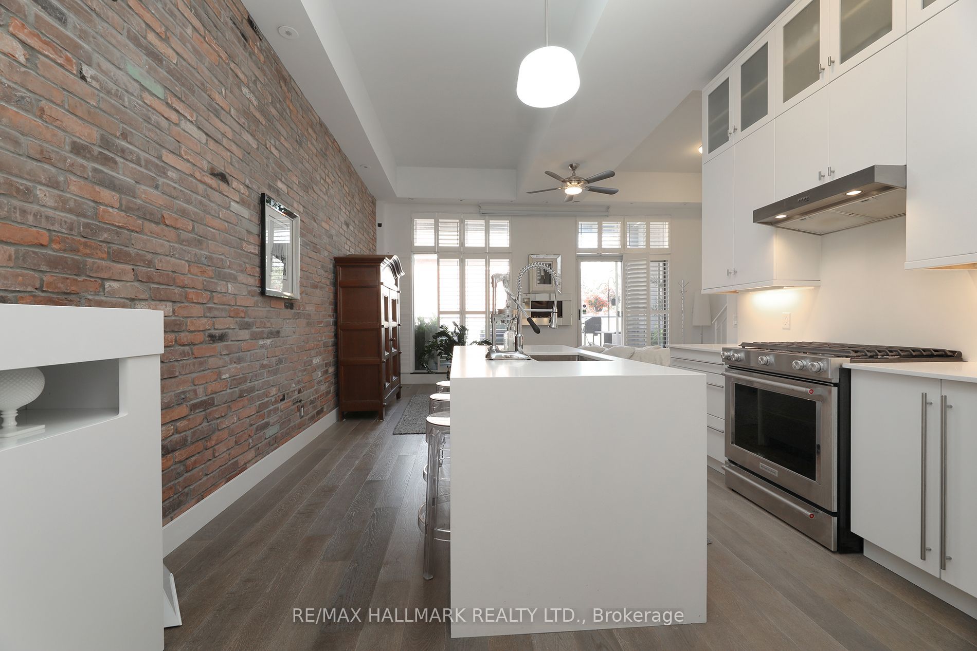 1842 Queen Street E 204