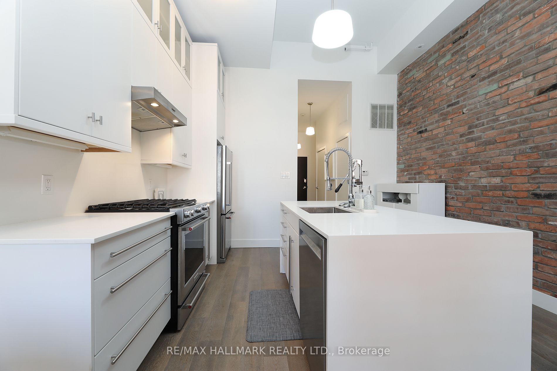1842 Queen Street E 204