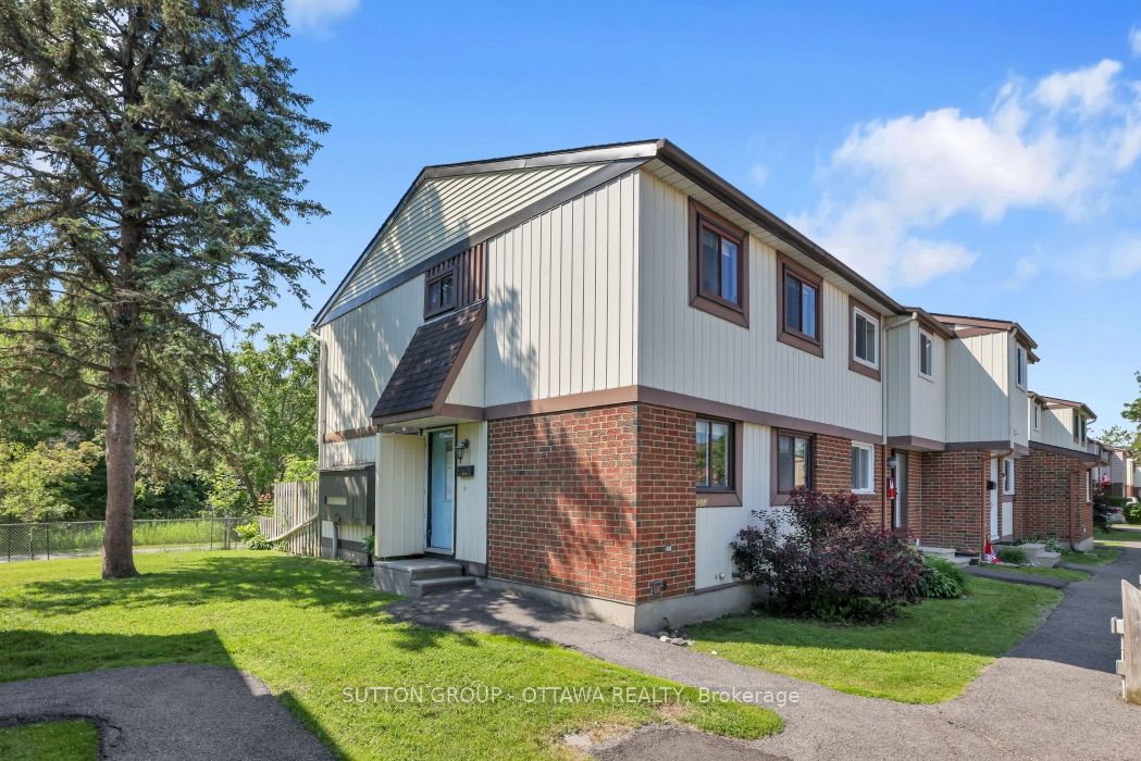 Photo 1 of 32 — 2014 Falkirk Crescent Unit 27, Blackburn Hamlet, ON K1B 4Y7