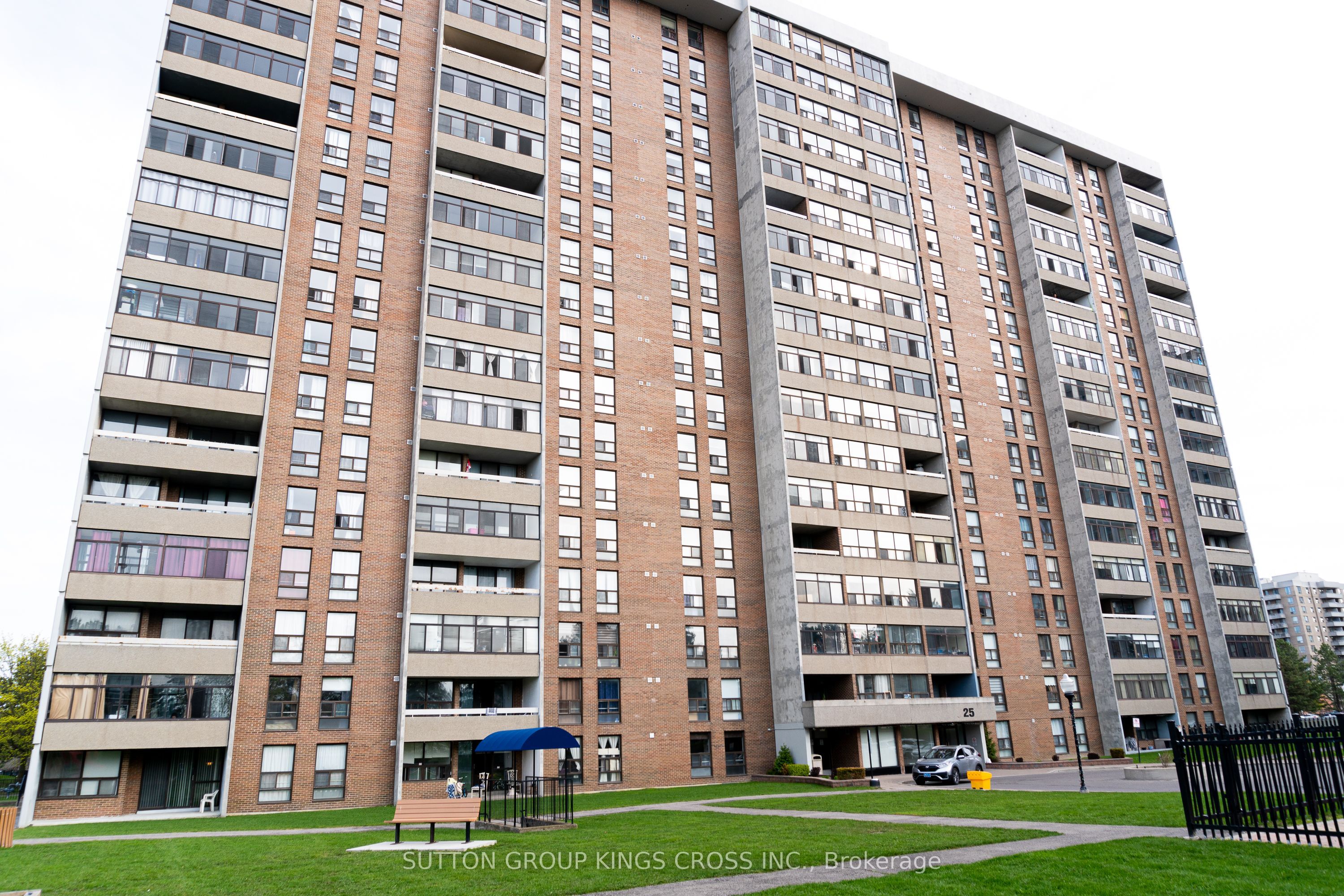 Photo 1 of 15 — 25 Kensington Road 1007, Brampton, ON L6T 3W8