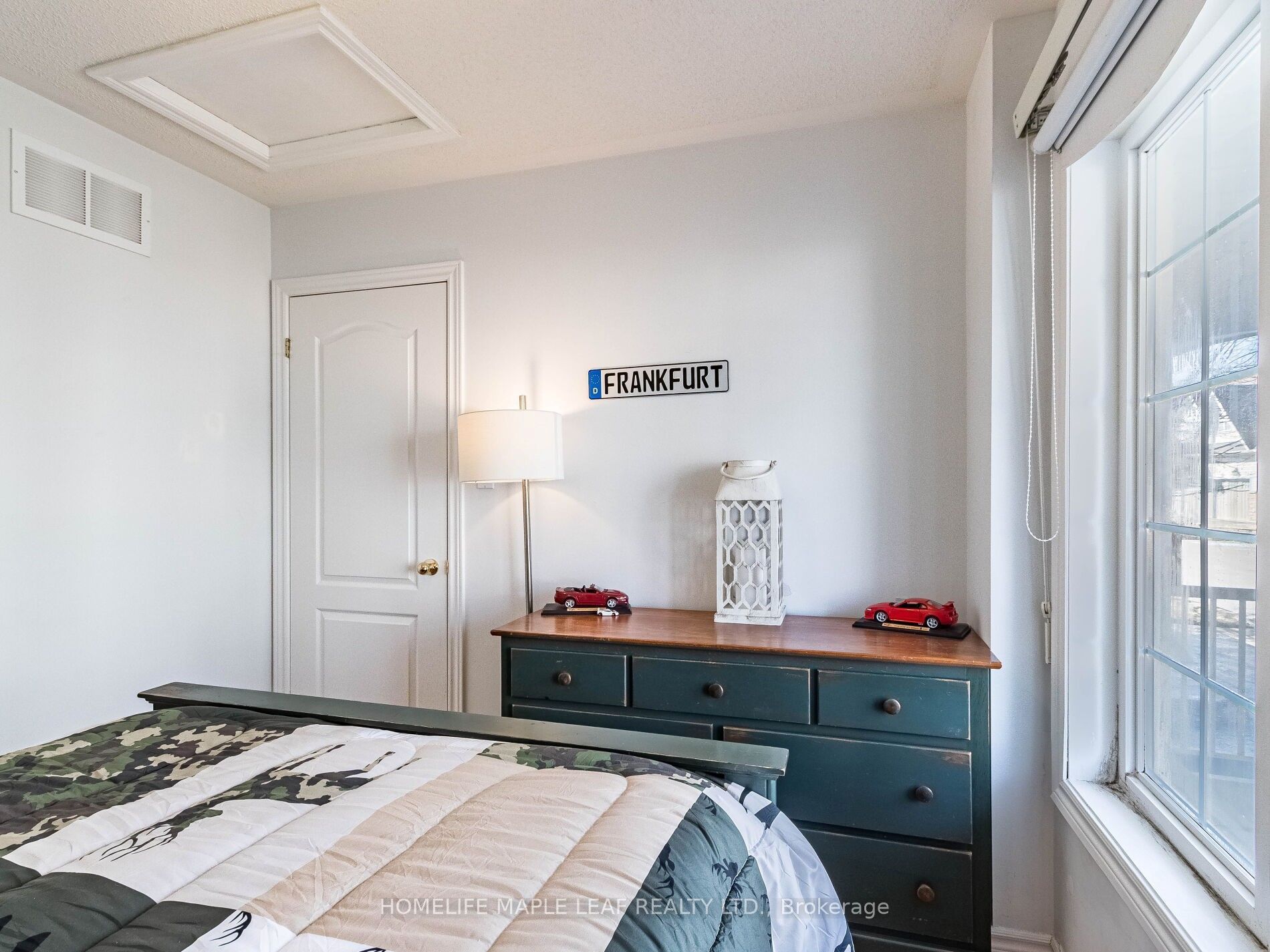 350 Lakebreeze Drive 8
