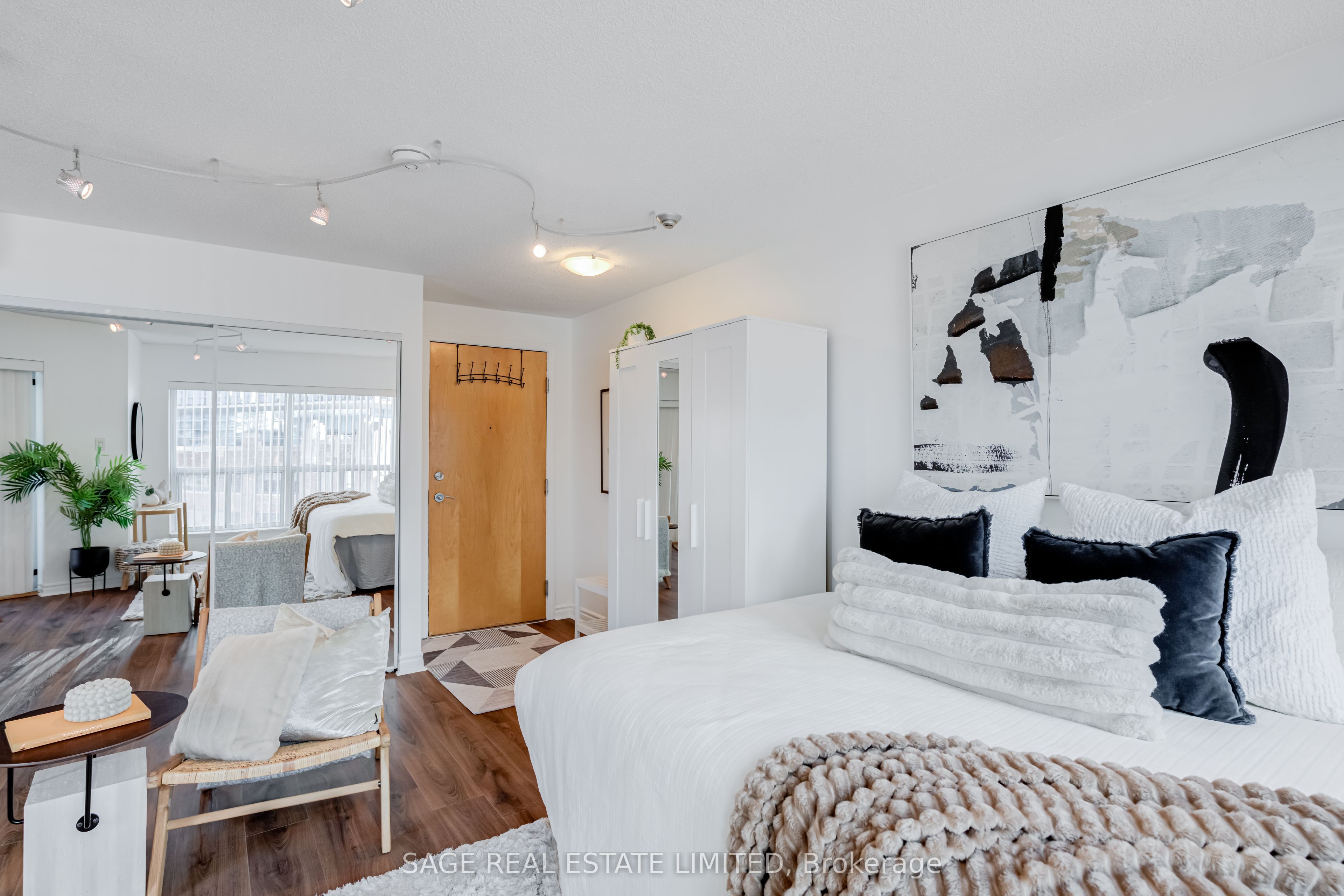 600 Queens Quay N/A W 819