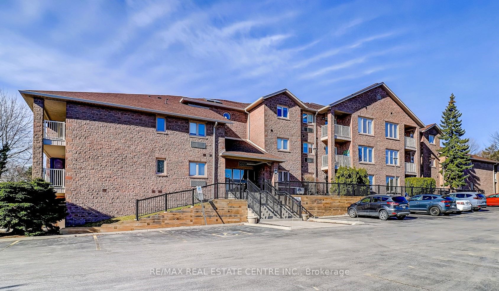Photo 1 of 37 — 3050 Pinemeadow Drive 57, Burlington, ON L7M 3X5