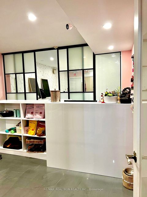 642 Queen Street W Bsmt Toronto ON M6J 1E4